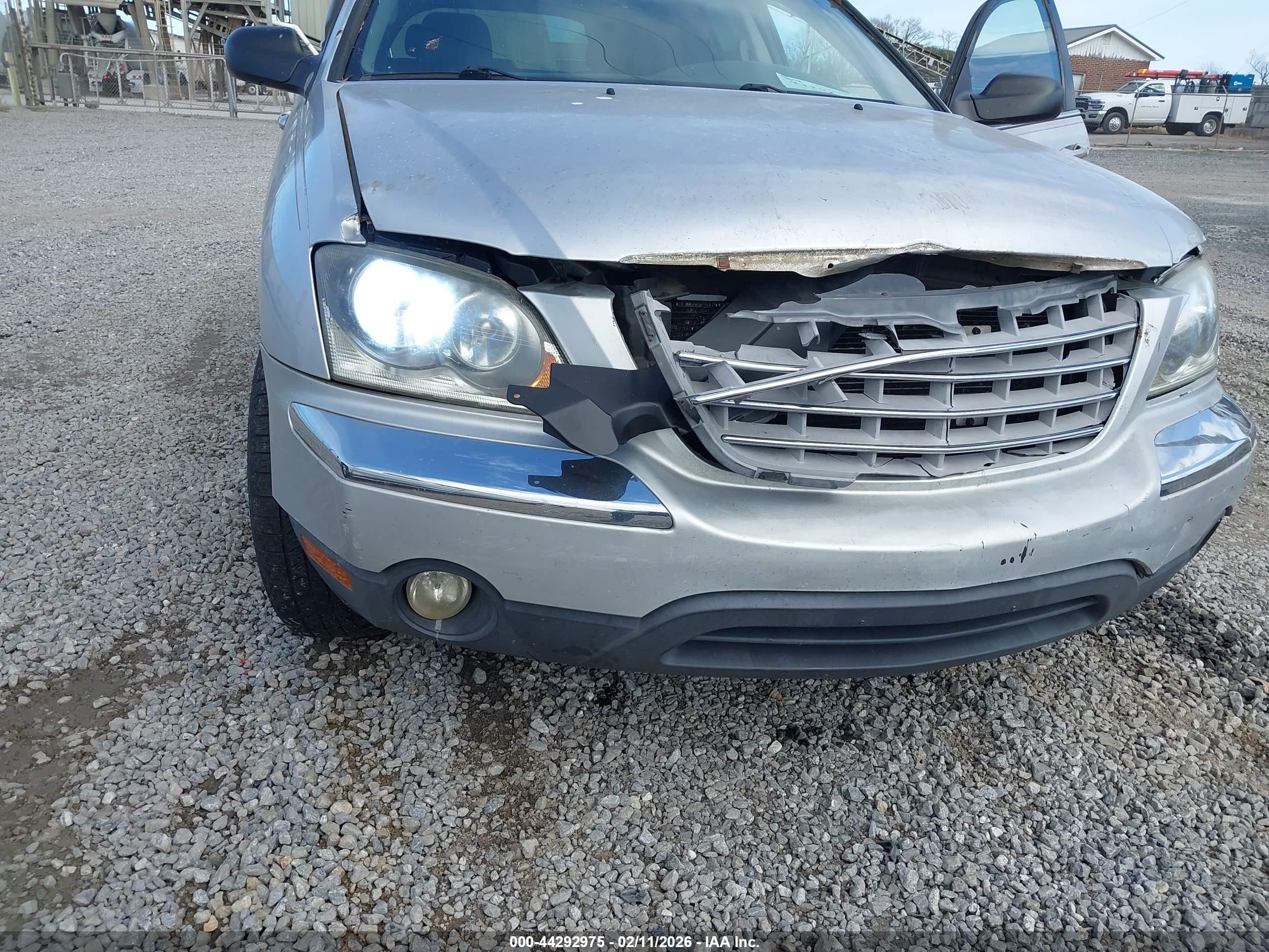 2004 Chrysler Pacifica   Silver vin: 2C8GF68424R302035