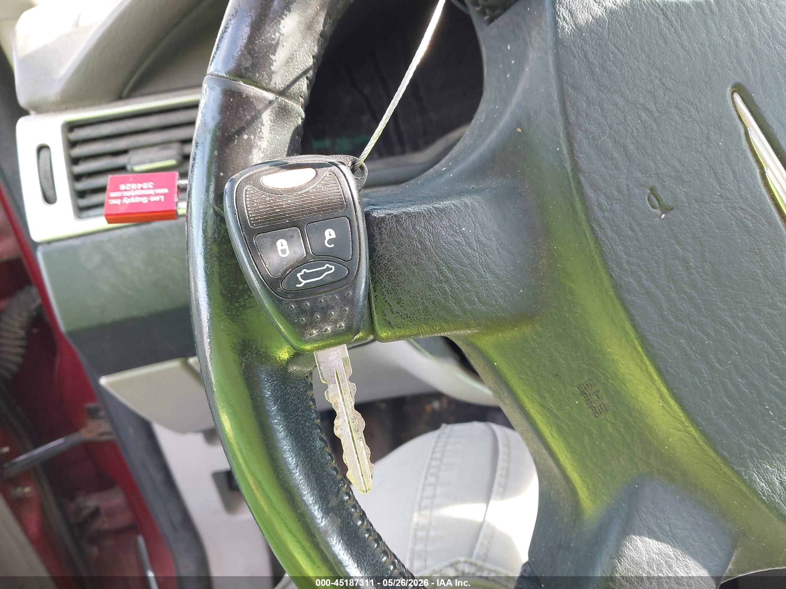 2004 Chrysler Pacifica   Red vin: 2C8GF68494R293673