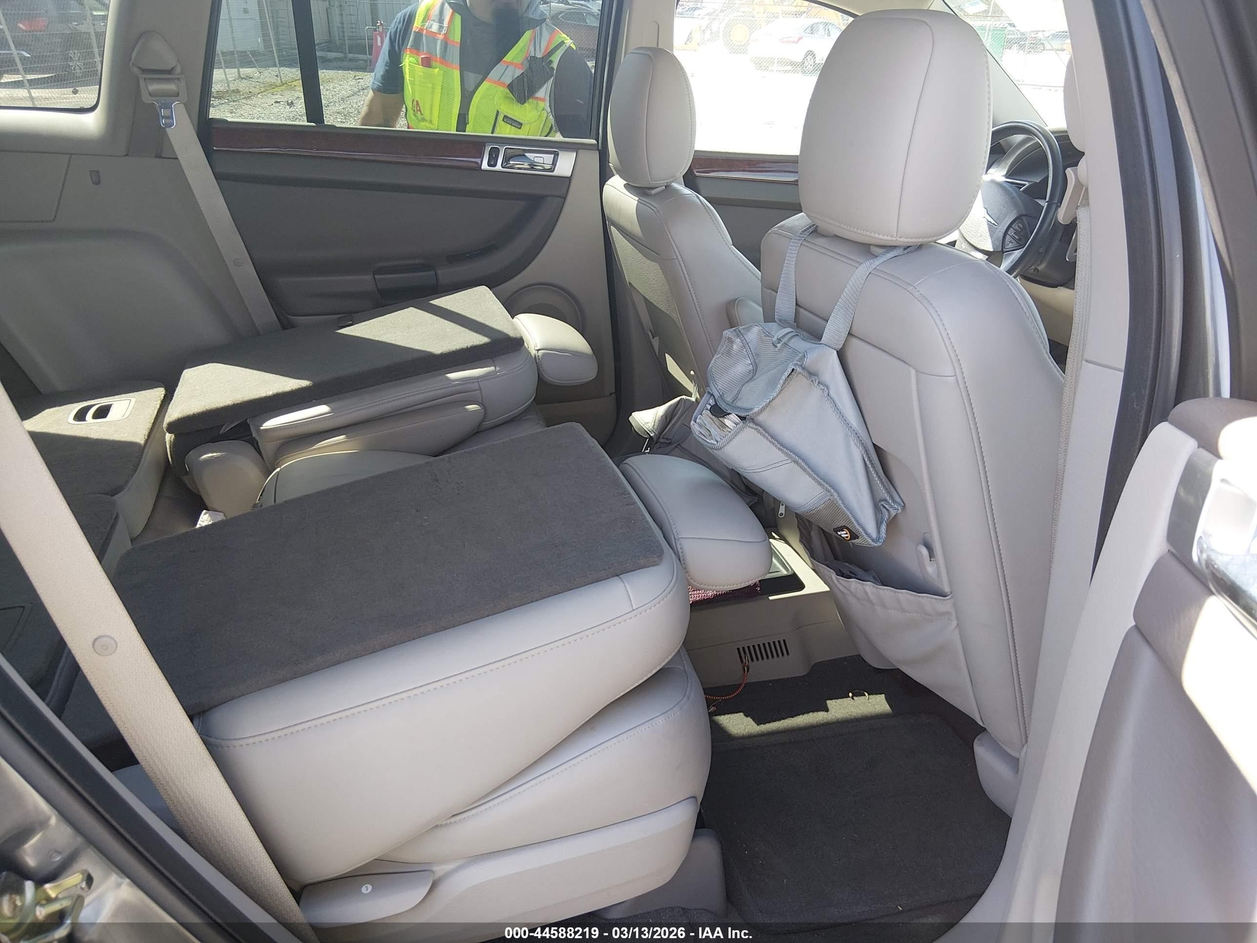 2004 Chrysler Pacifica   Серый vin: 2C8GF684X4R580651