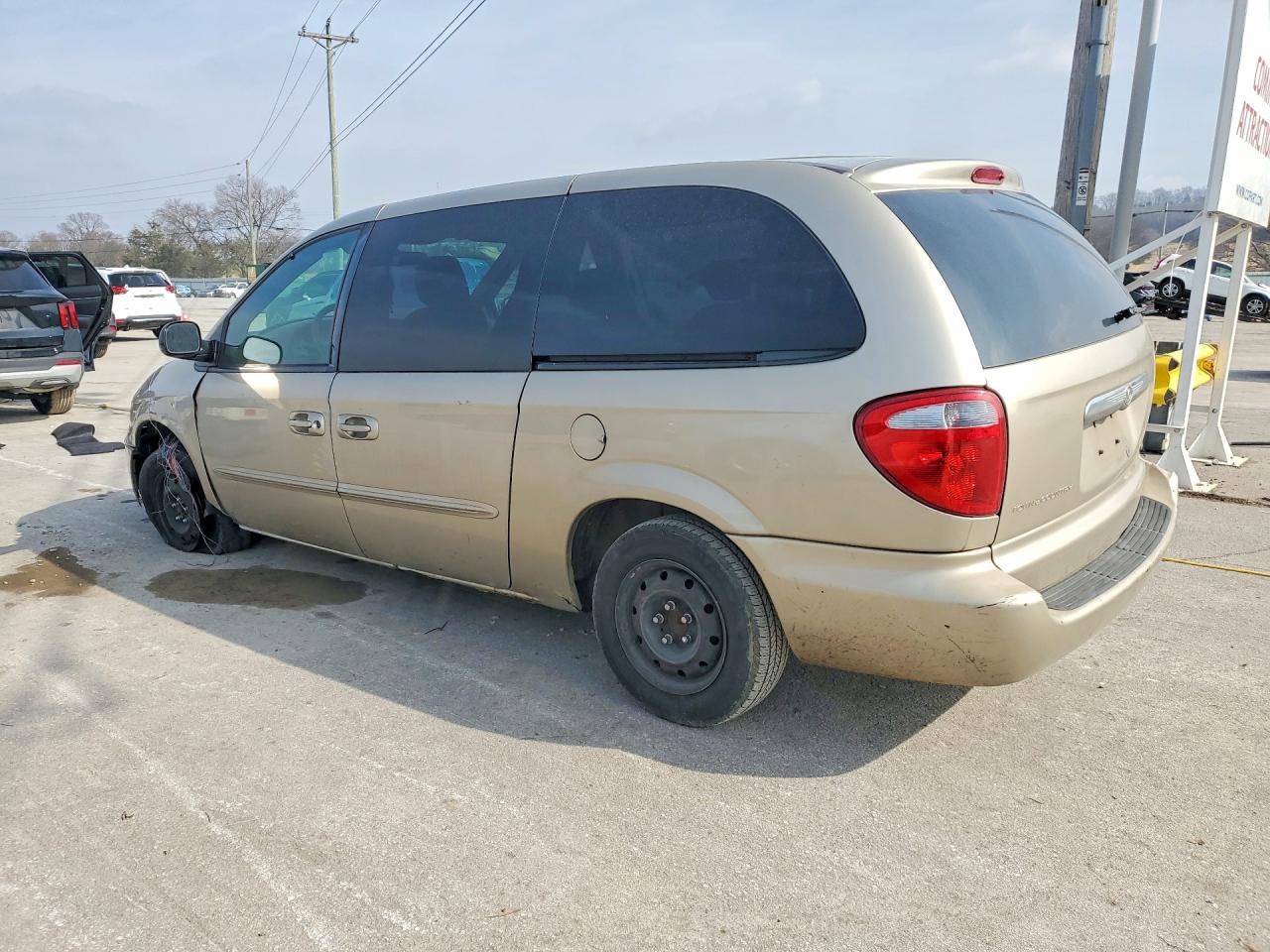 2003 Chrysler Town & Country Gold vin: 2C8GP24RX3R338271
