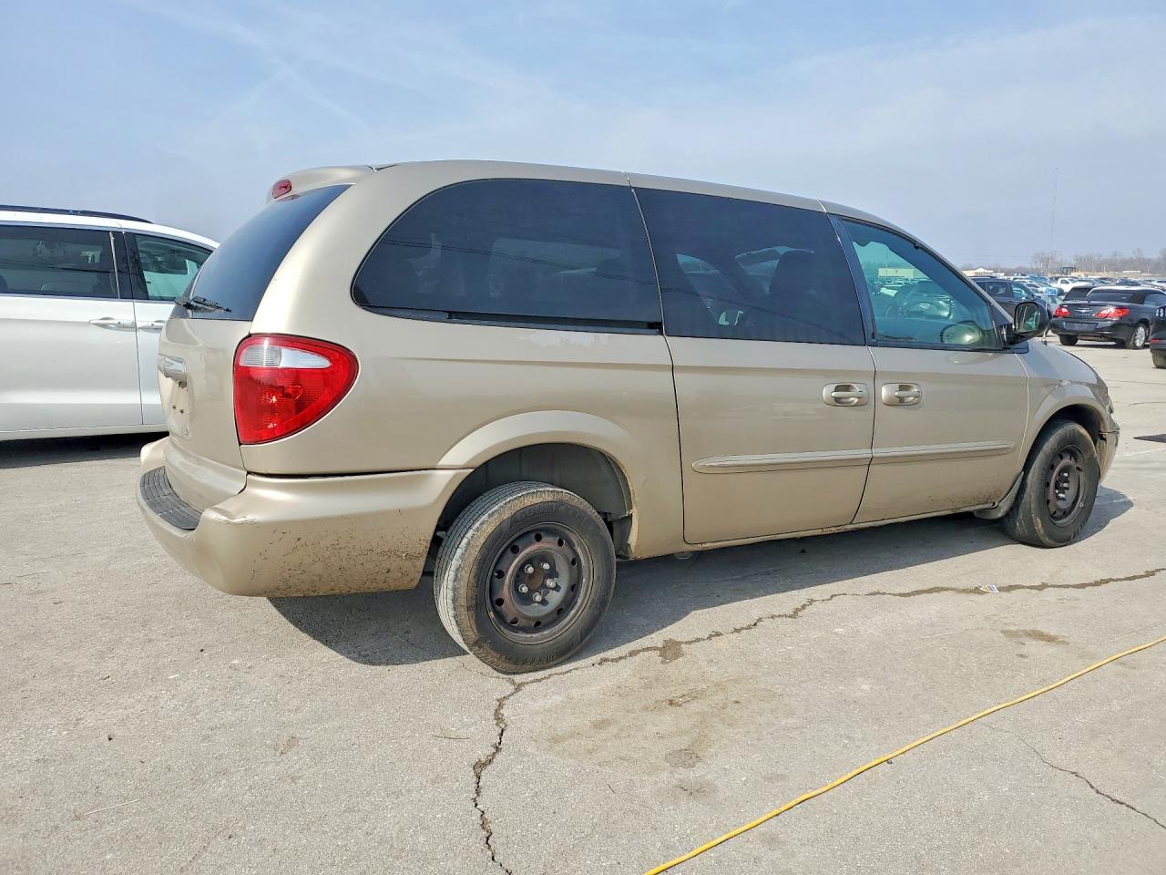 2003 Chrysler Town & Country Gold vin: 2C8GP24RX3R338271