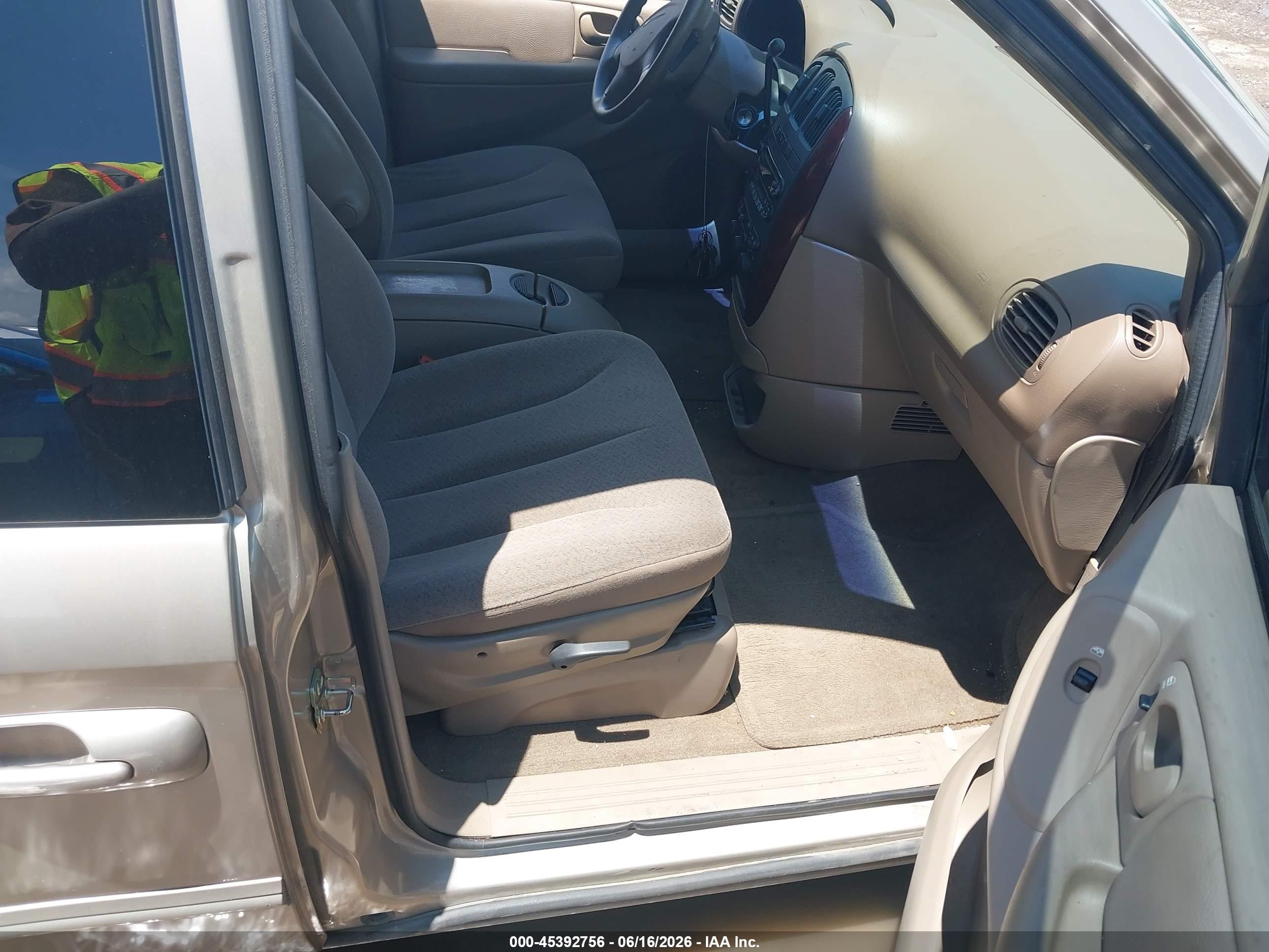 2002 Chrysler Town & Country Lx Золотой vin: 2C8GP44302R613264