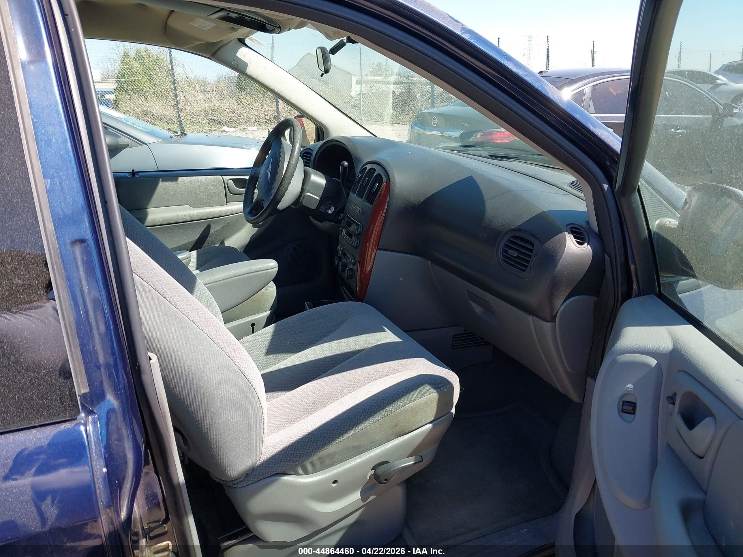2005 Chrysler Town & Country Lx Blue vin: 2C8GP44R05R217733