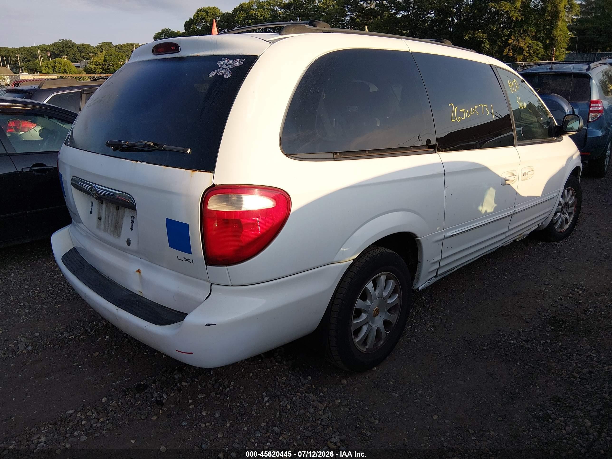 2002 Chrysler Town & Country Lxi White vin: 2C8GP54L52R594443