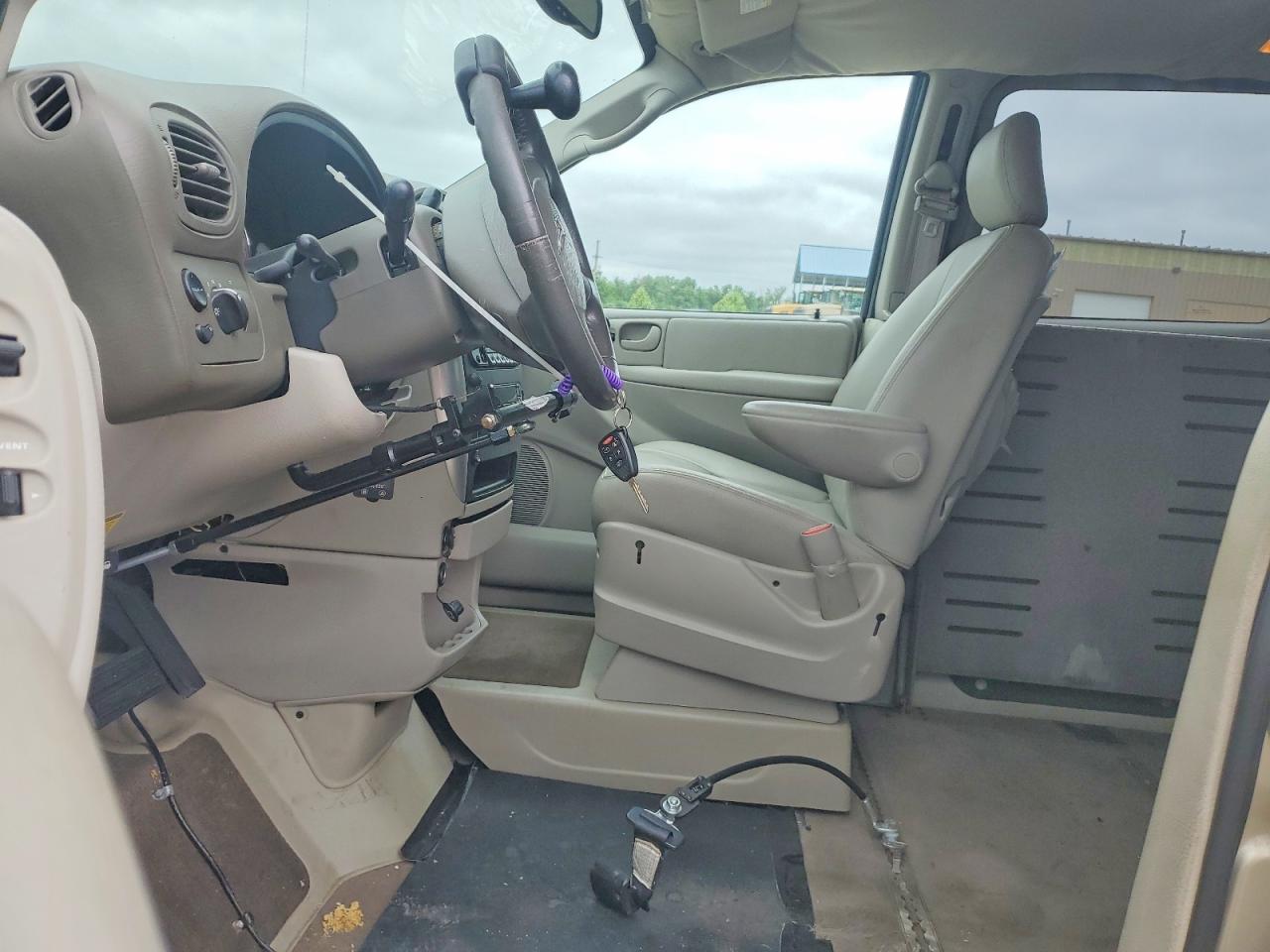 2005 Chrysler Town & Country Touring Tan vin: 2C8GP54L55R233797