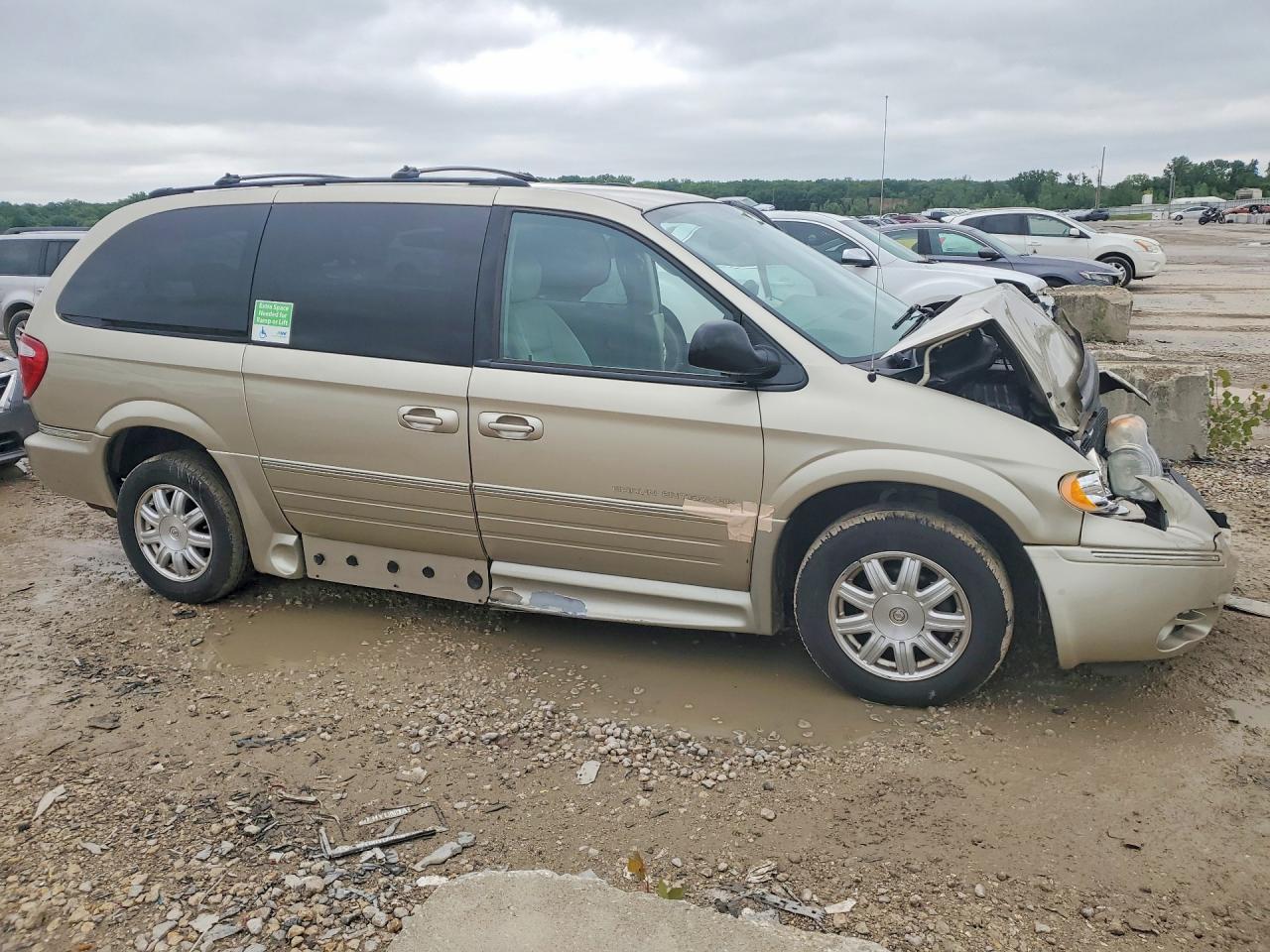 2005 Chrysler Town & Country Touring Tan vin: 2C8GP54L55R233797