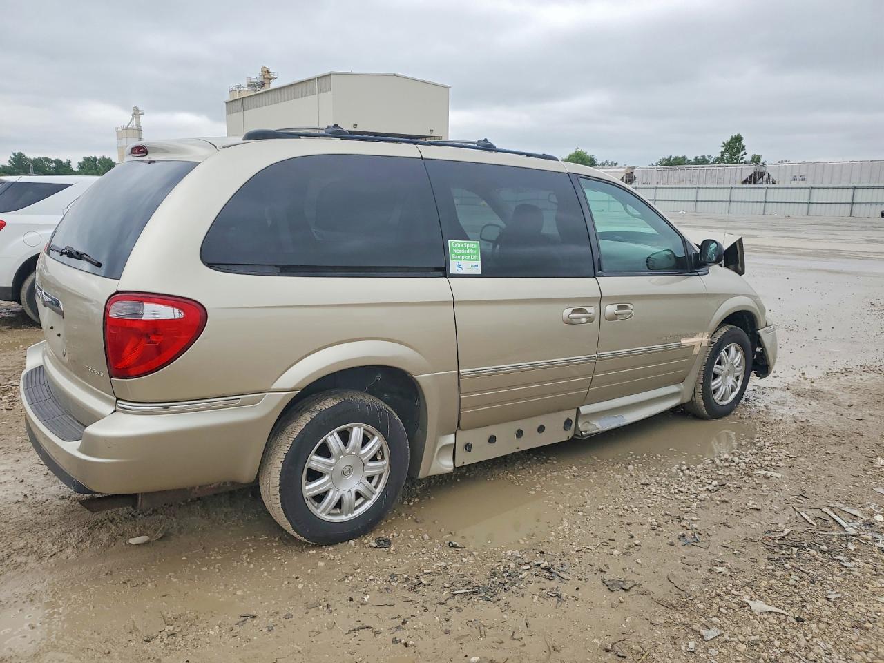 2005 Chrysler Town & Country Touring Tan vin: 2C8GP54L55R233797