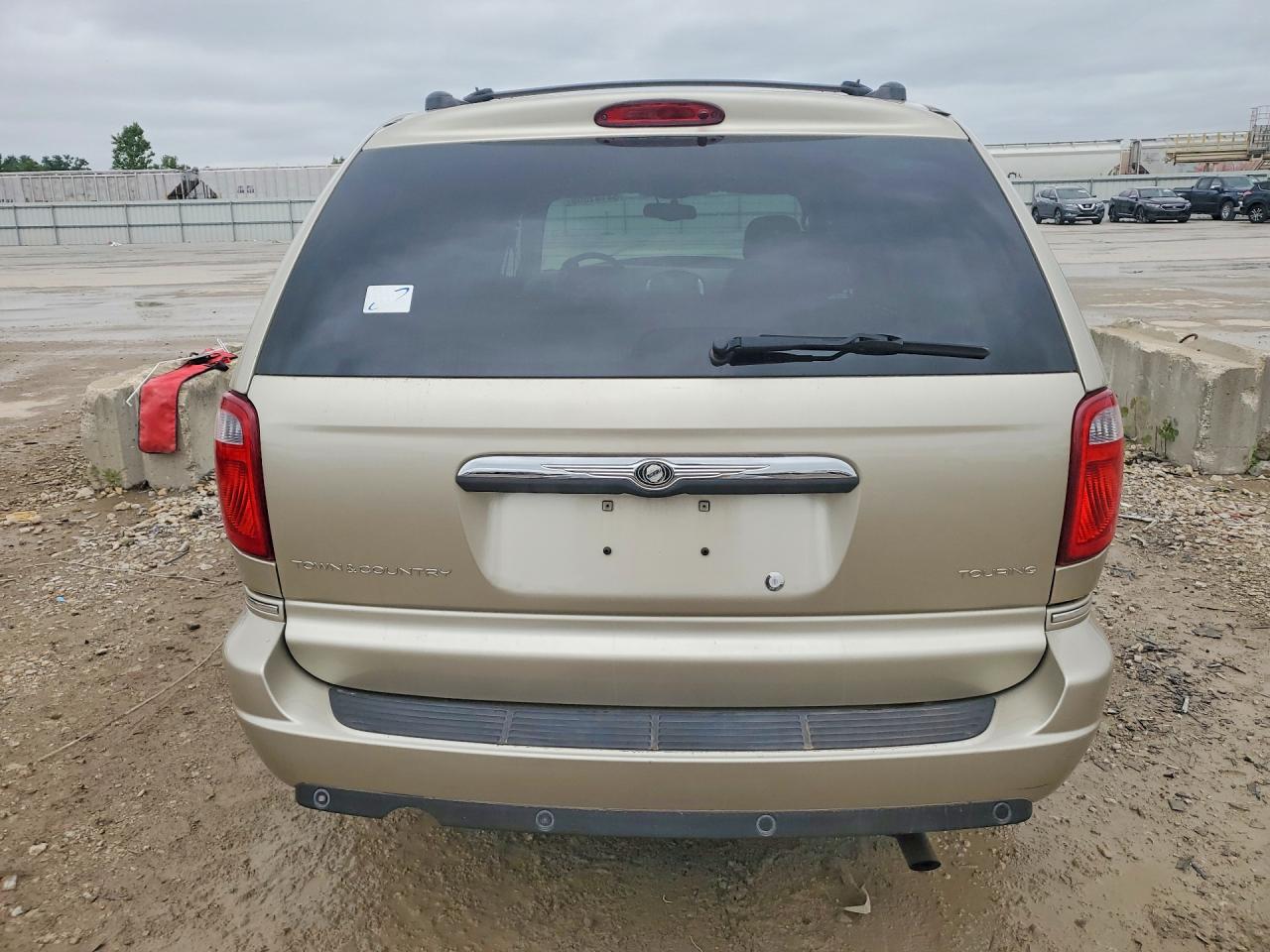 2005 Chrysler Town & Country Touring Tan vin: 2C8GP54L55R233797