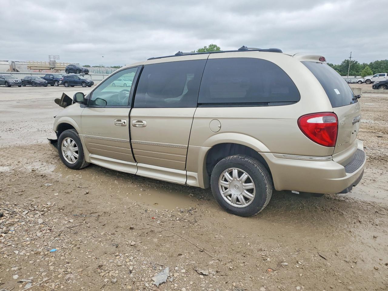 2005 Chrysler Town & Country Touring Tan vin: 2C8GP54L55R233797