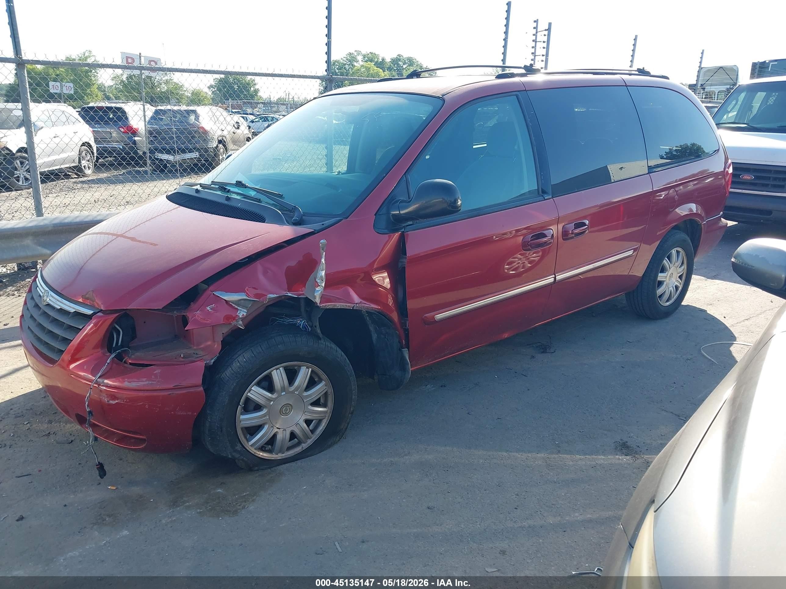 2005 Chrysler Town & Country Touring Red vin: 2C8GP54L55R535400