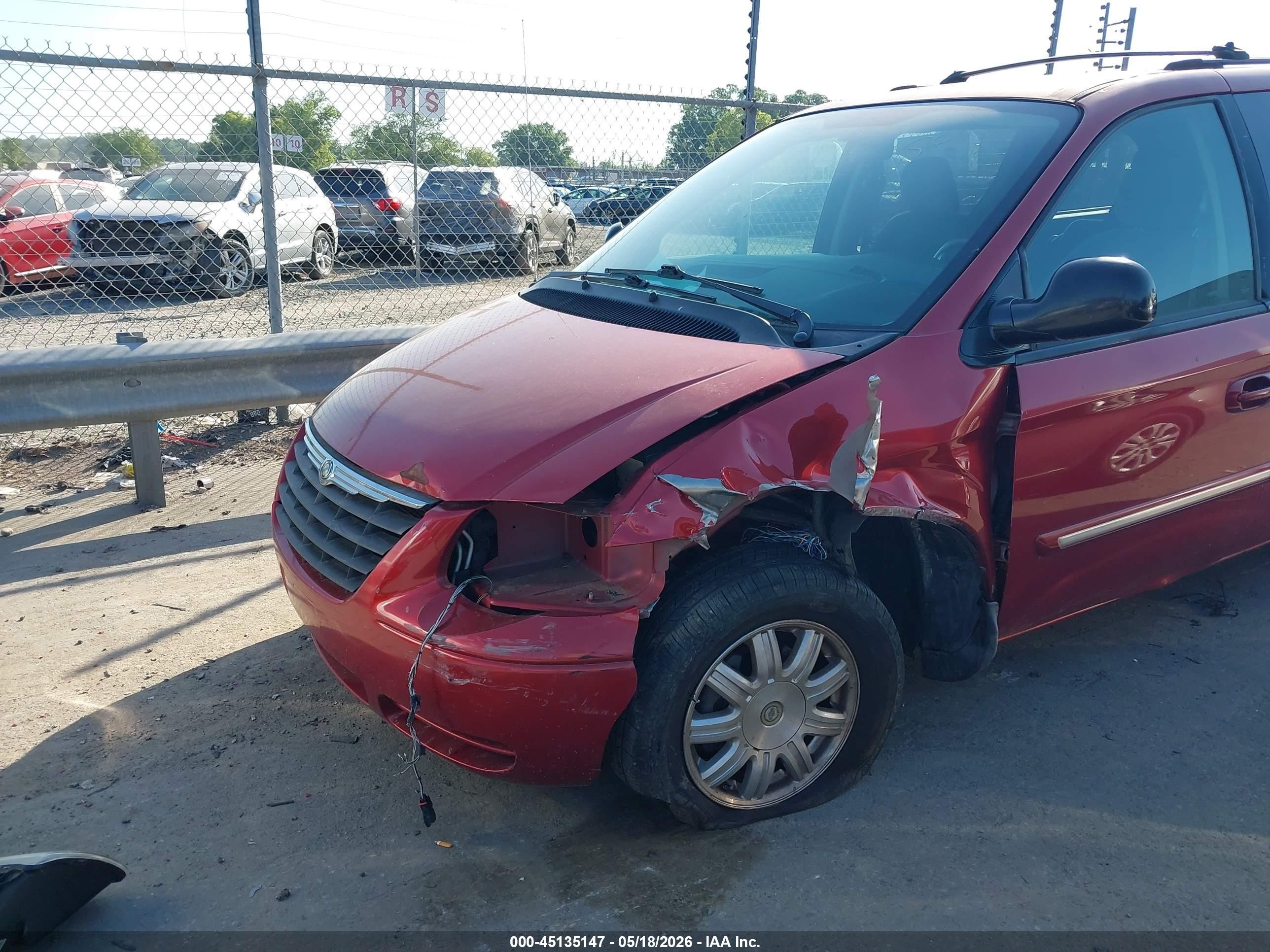2005 Chrysler Town & Country Touring Red vin: 2C8GP54L55R535400