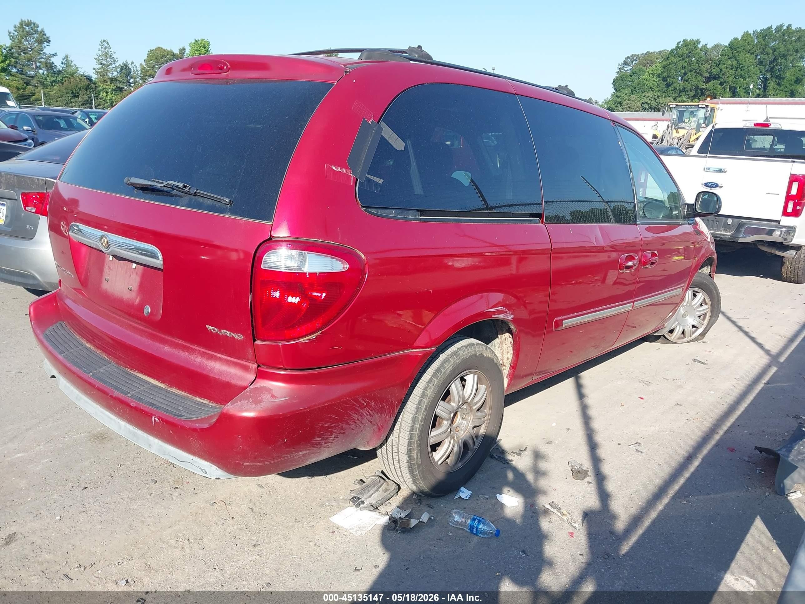 2005 Chrysler Town & Country Touring Red vin: 2C8GP54L55R535400