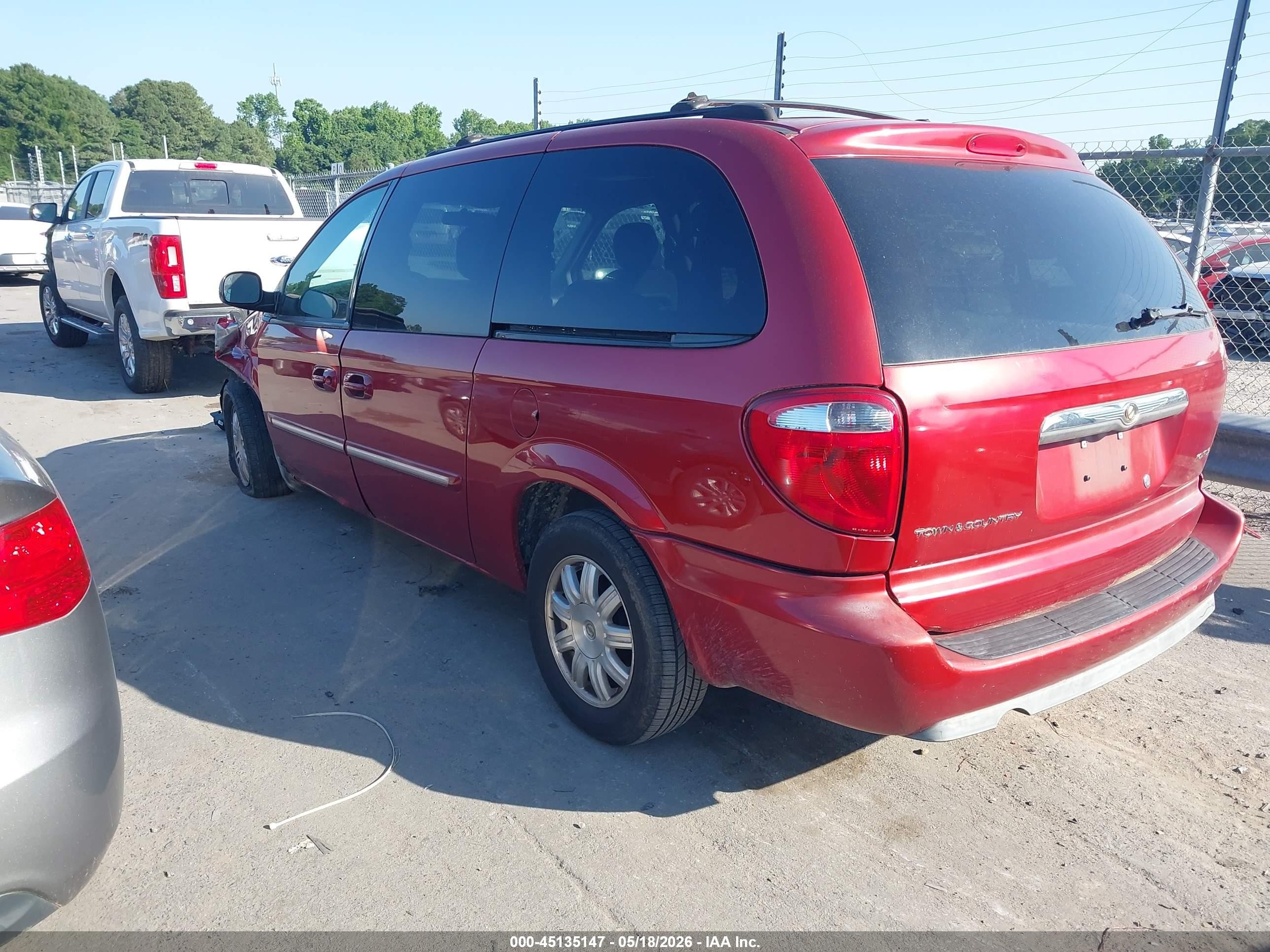 2005 Chrysler Town & Country Touring Red vin: 2C8GP54L55R535400
