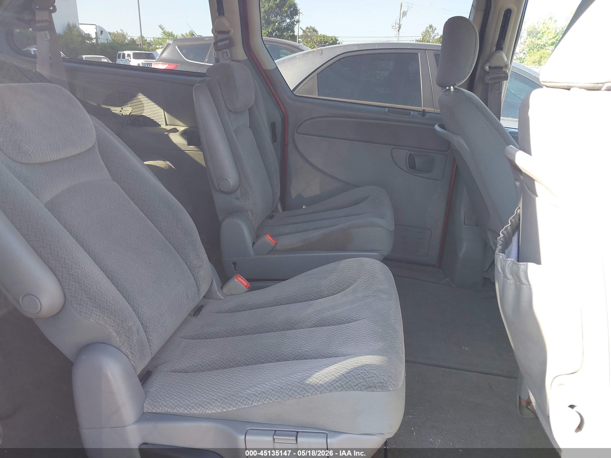 2005 Chrysler Town & Country Touring Red vin: 2C8GP54L55R535400