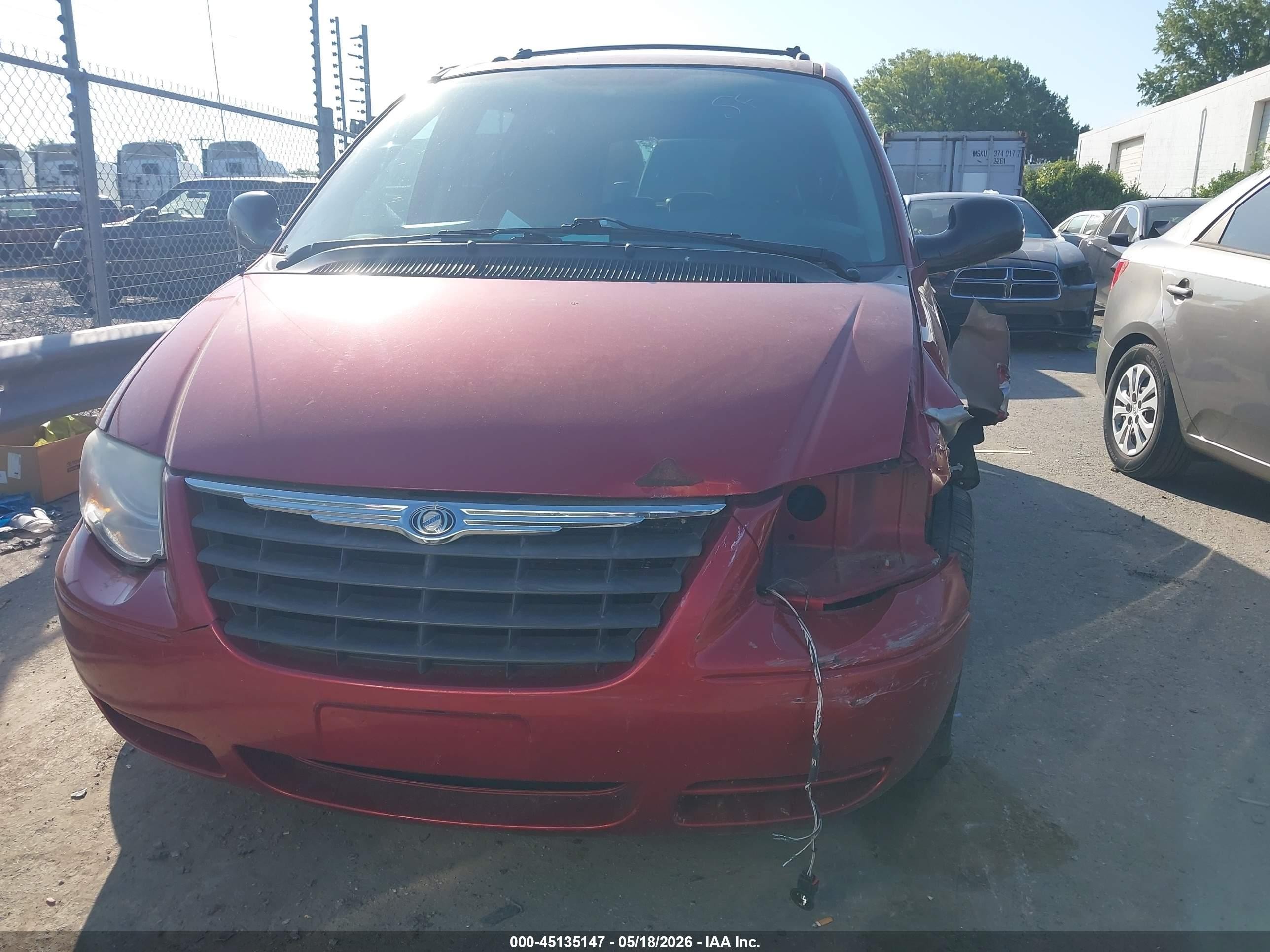 2005 Chrysler Town & Country Touring Red vin: 2C8GP54L55R535400