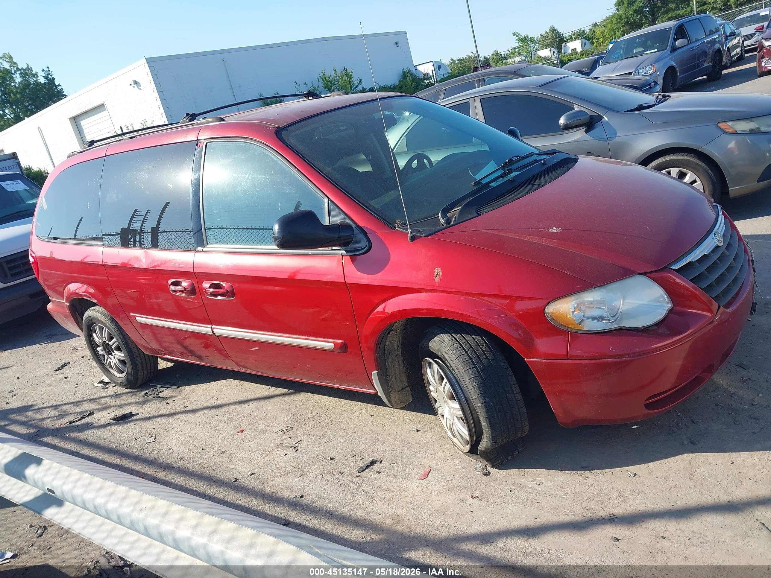 2005 Chrysler Town & Country Touring Red vin: 2C8GP54L55R535400