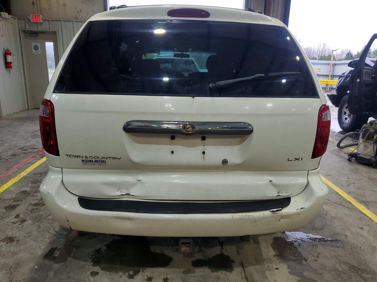 2001 Chrysler Town & Country Lxi White vin: 2C8GP54L81R203171