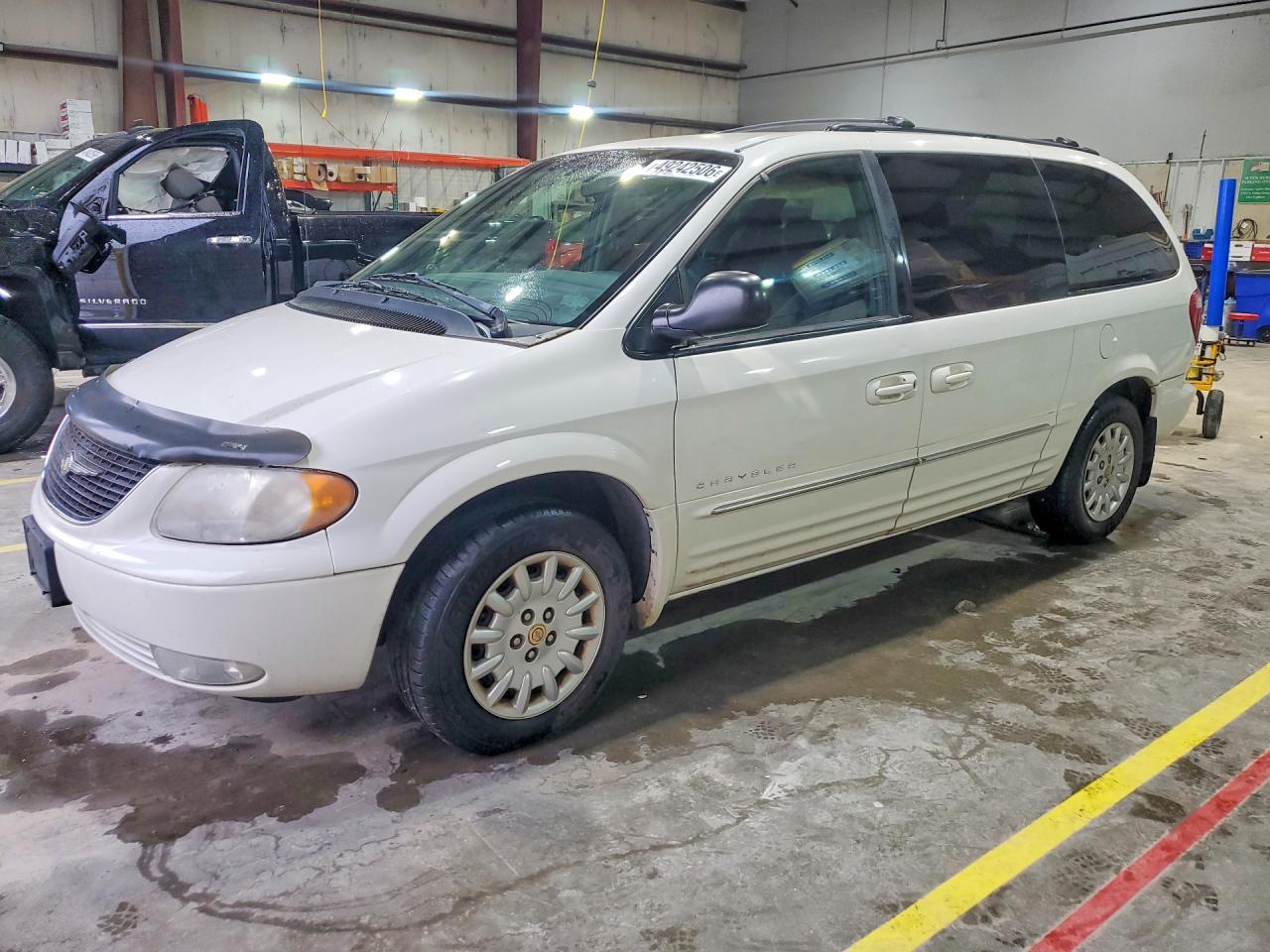 2001 Chrysler Town & Country Lxi White vin: 2C8GP54L81R203171