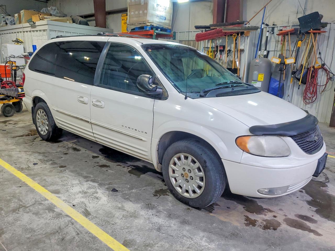 2001 Chrysler Town & Country Lxi White vin: 2C8GP54L81R203171