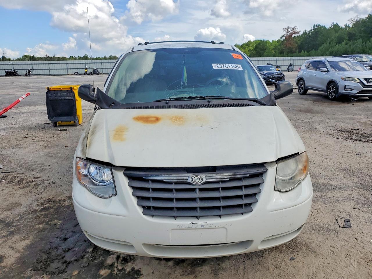 2005 Chrysler Town & Country Touring White vin: 2C8GP54L95R119589