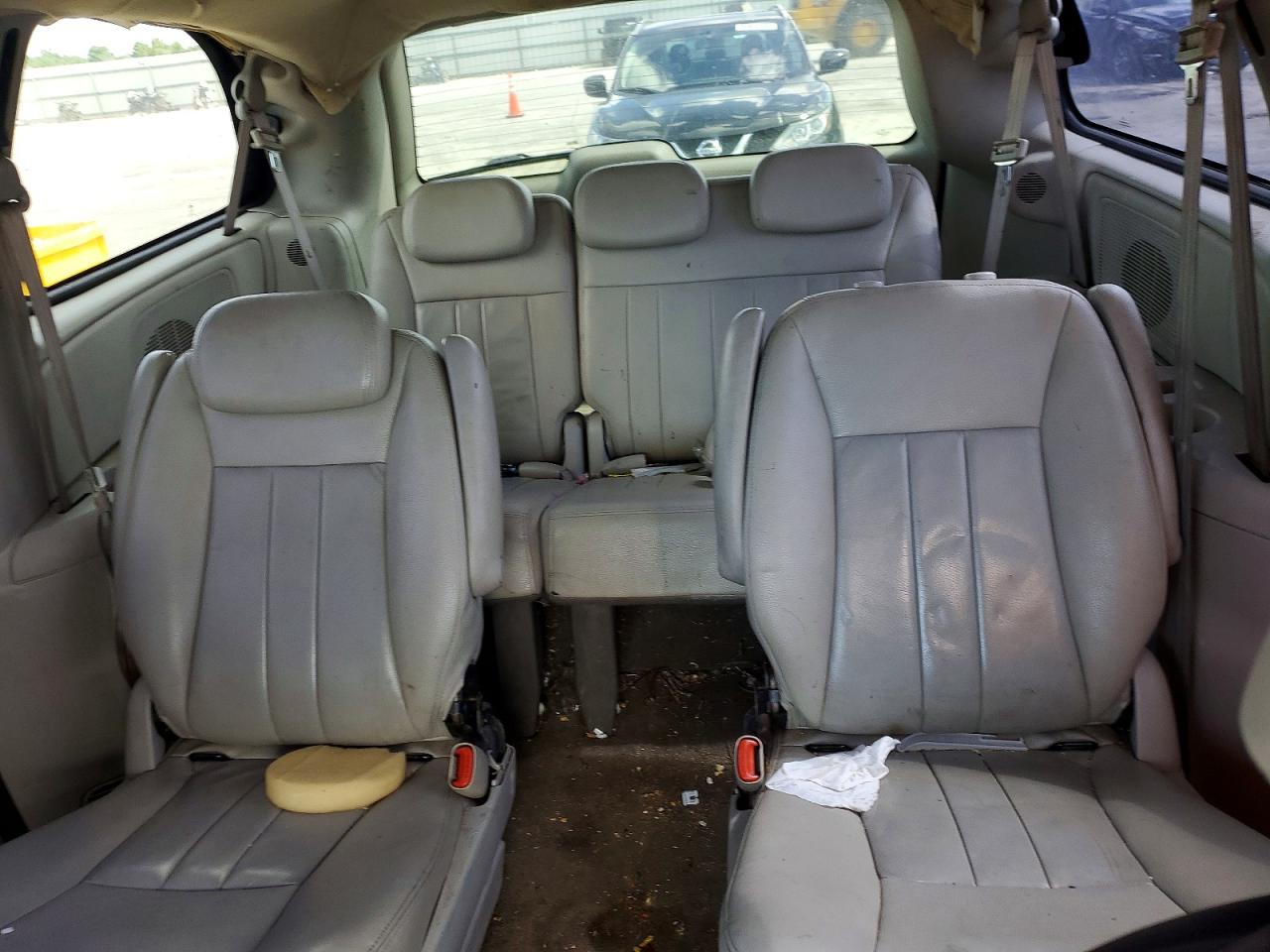 2005 Chrysler Town & Country Touring White vin: 2C8GP54L95R119589