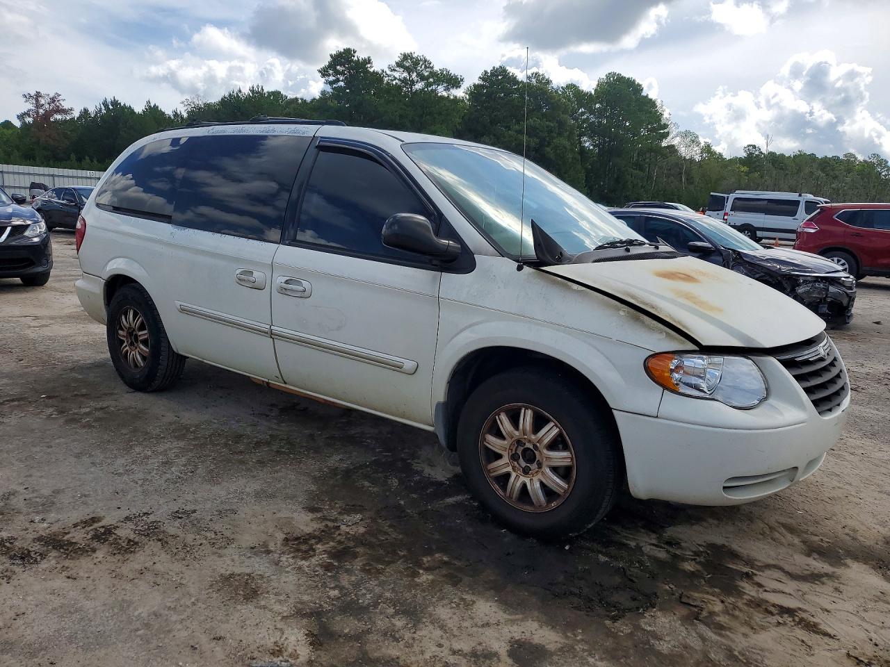 2005 Chrysler Town & Country Touring White vin: 2C8GP54L95R119589