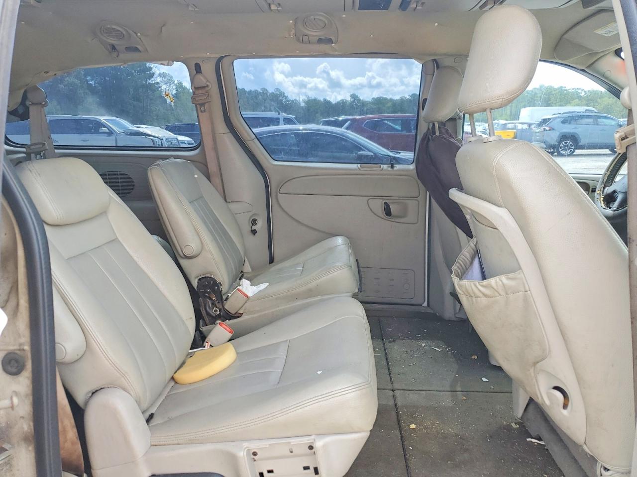 2005 Chrysler Town & Country Touring White vin: 2C8GP54L95R119589