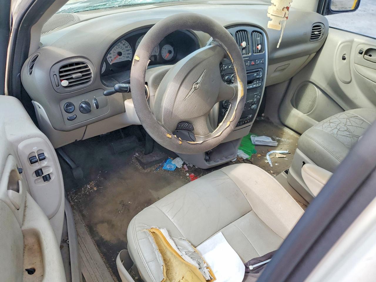 2005 Chrysler Town & Country Touring White vin: 2C8GP54L95R119589