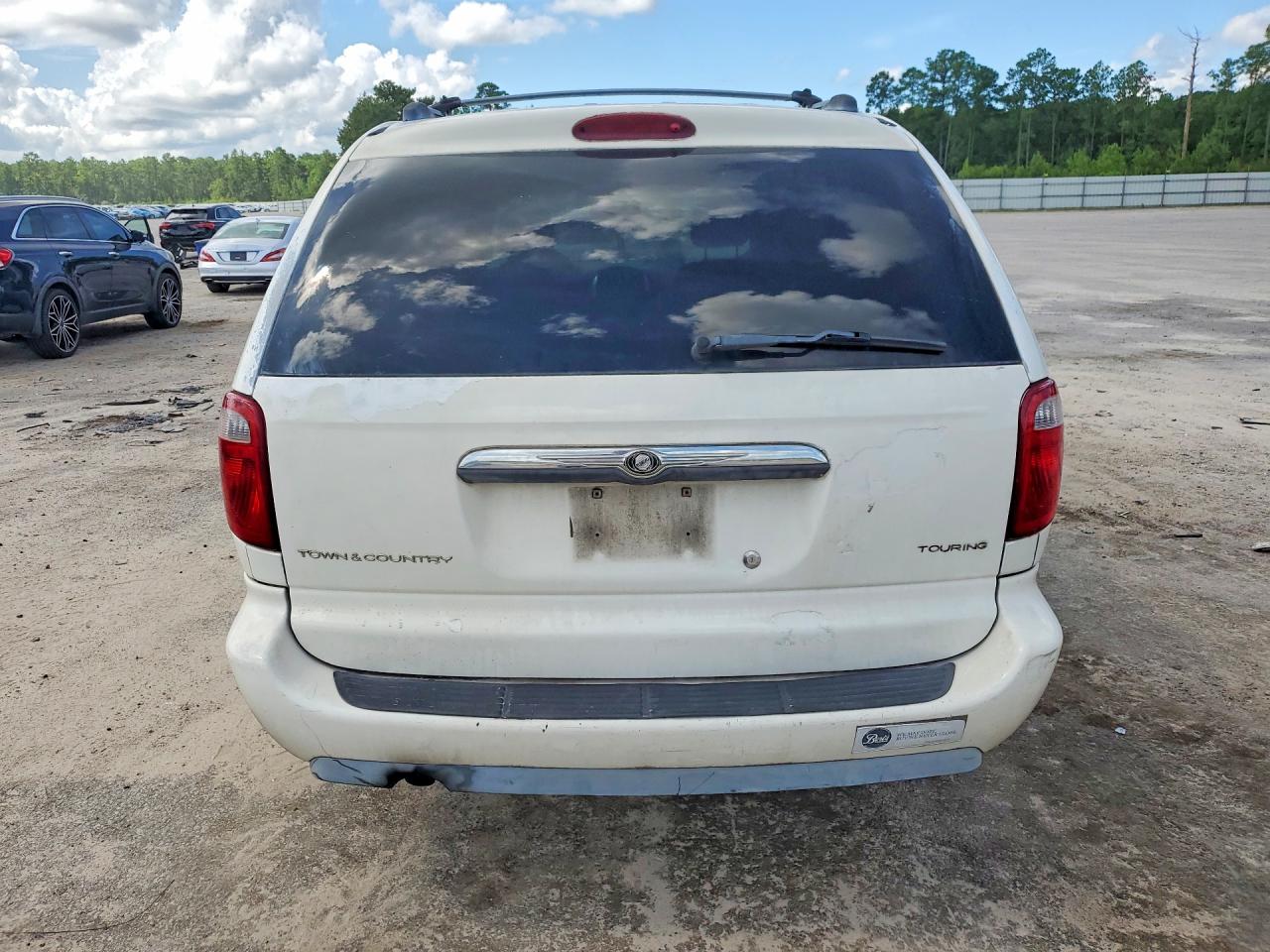 2005 Chrysler Town & Country Touring White vin: 2C8GP54L95R119589