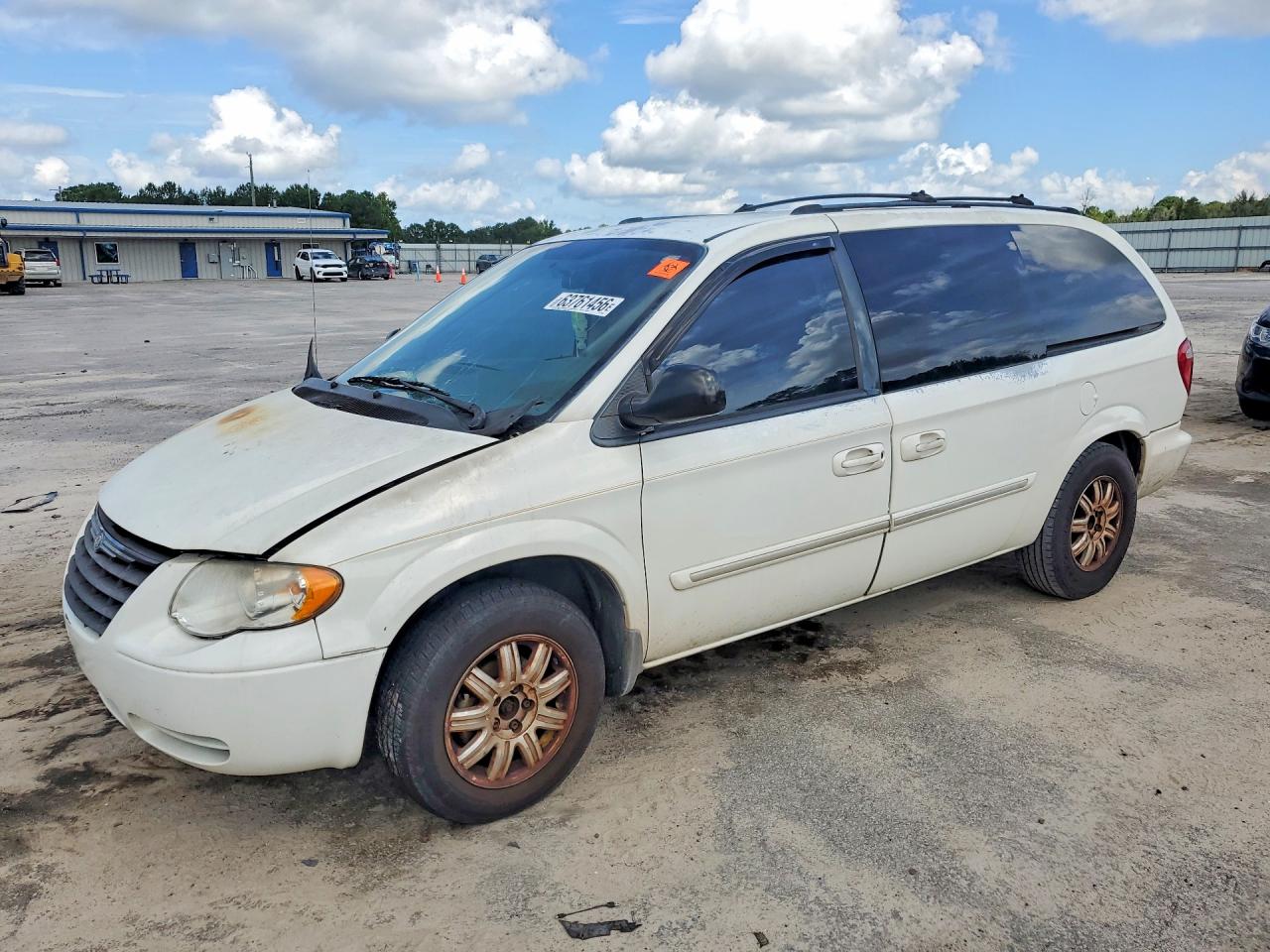 2005 Chrysler Town & Country Touring White vin: 2C8GP54L95R119589