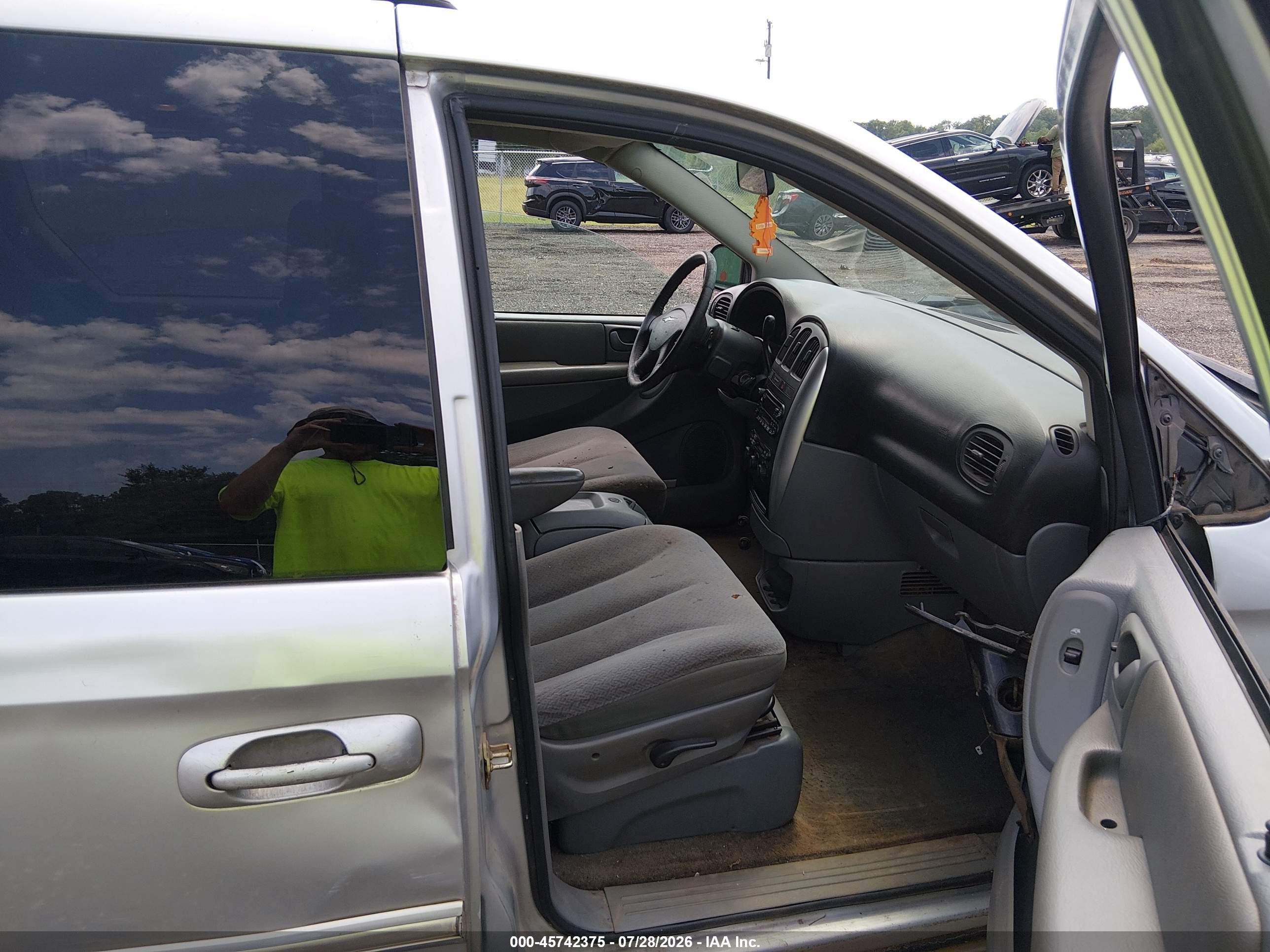 2005 Chrysler Town & Country Touring Silver vin: 2C8GP54L95R468770