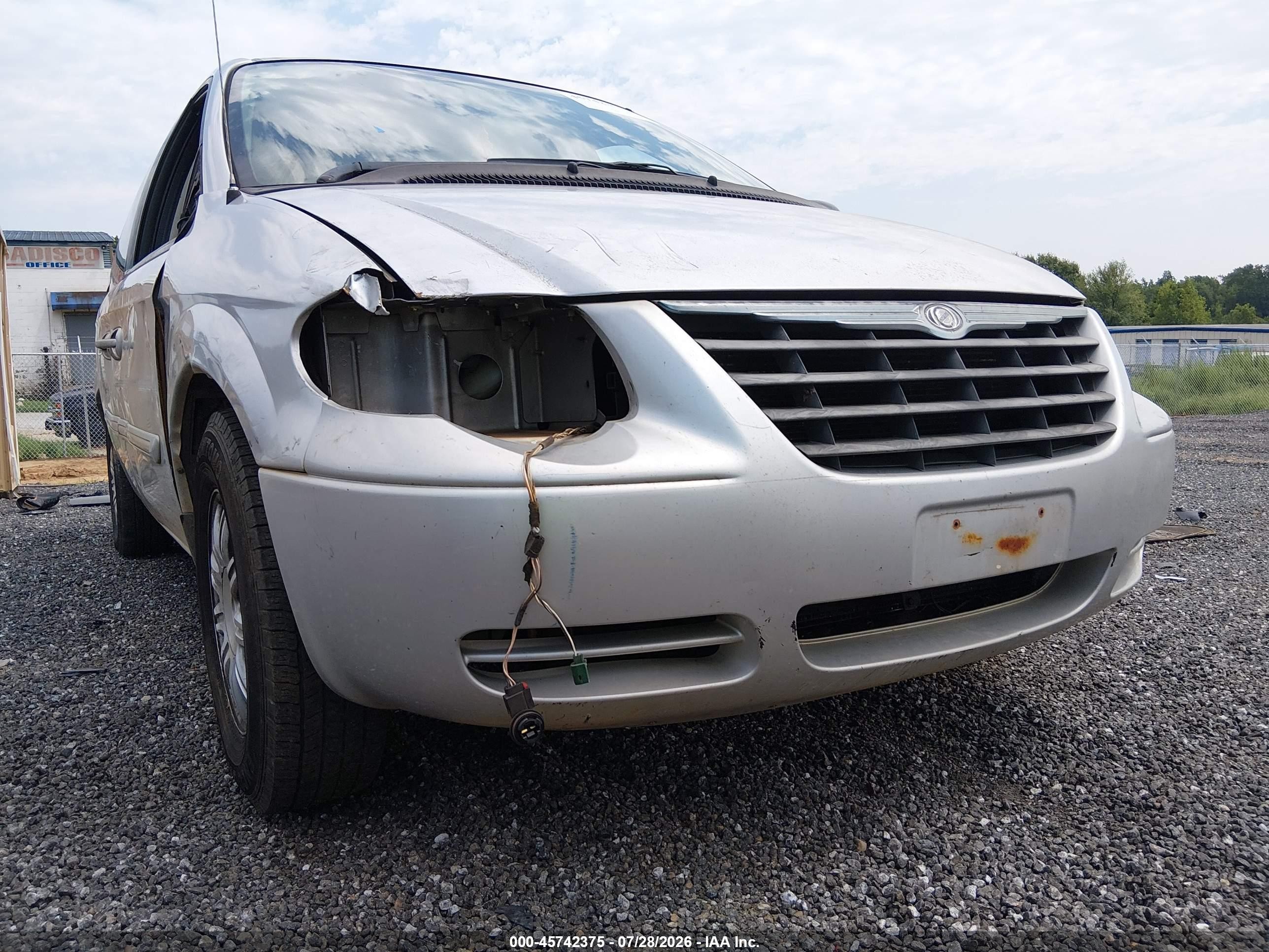 2005 Chrysler Town & Country Touring Silver vin: 2C8GP54L95R468770