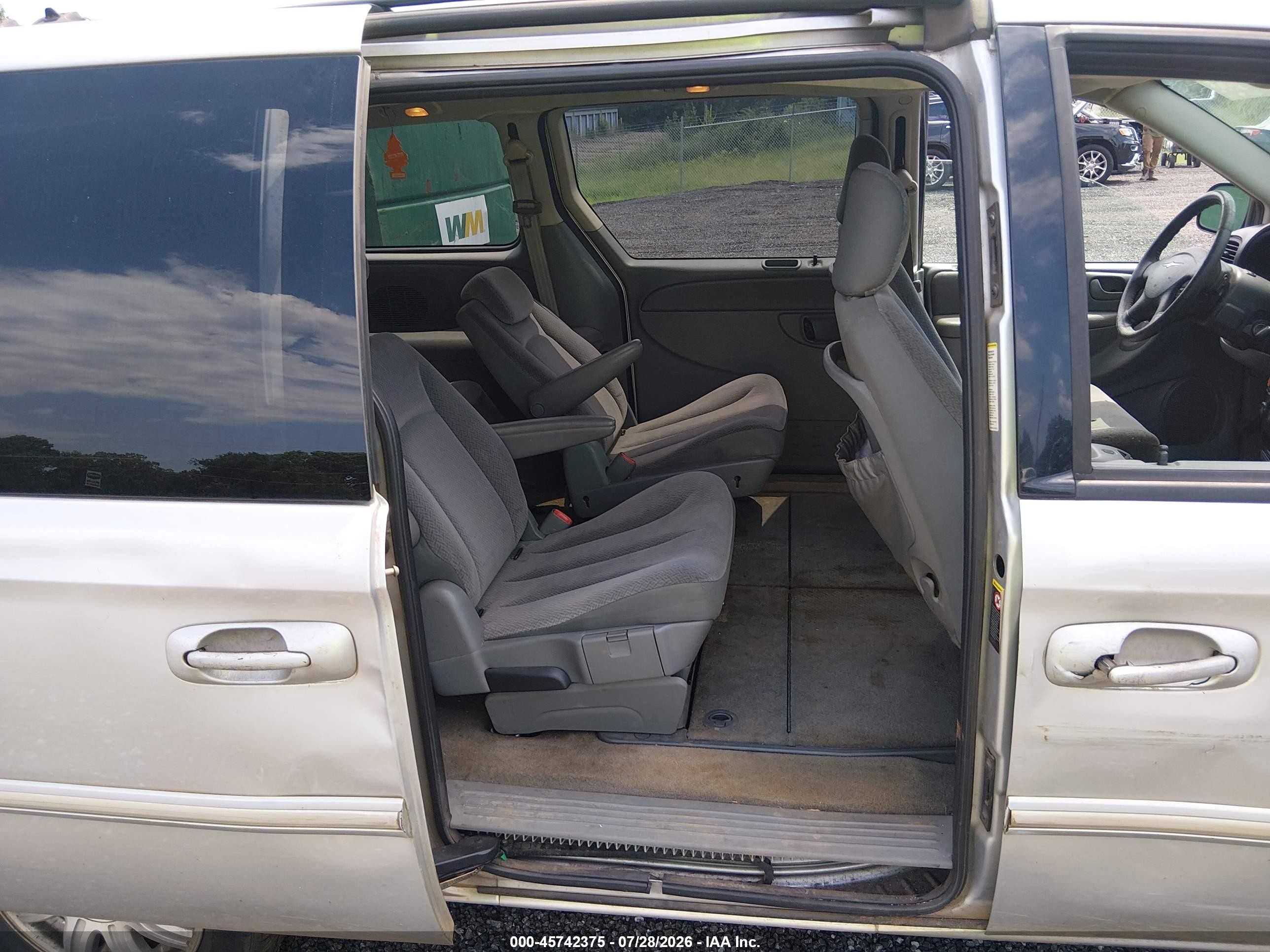 2005 Chrysler Town & Country Touring Silver vin: 2C8GP54L95R468770