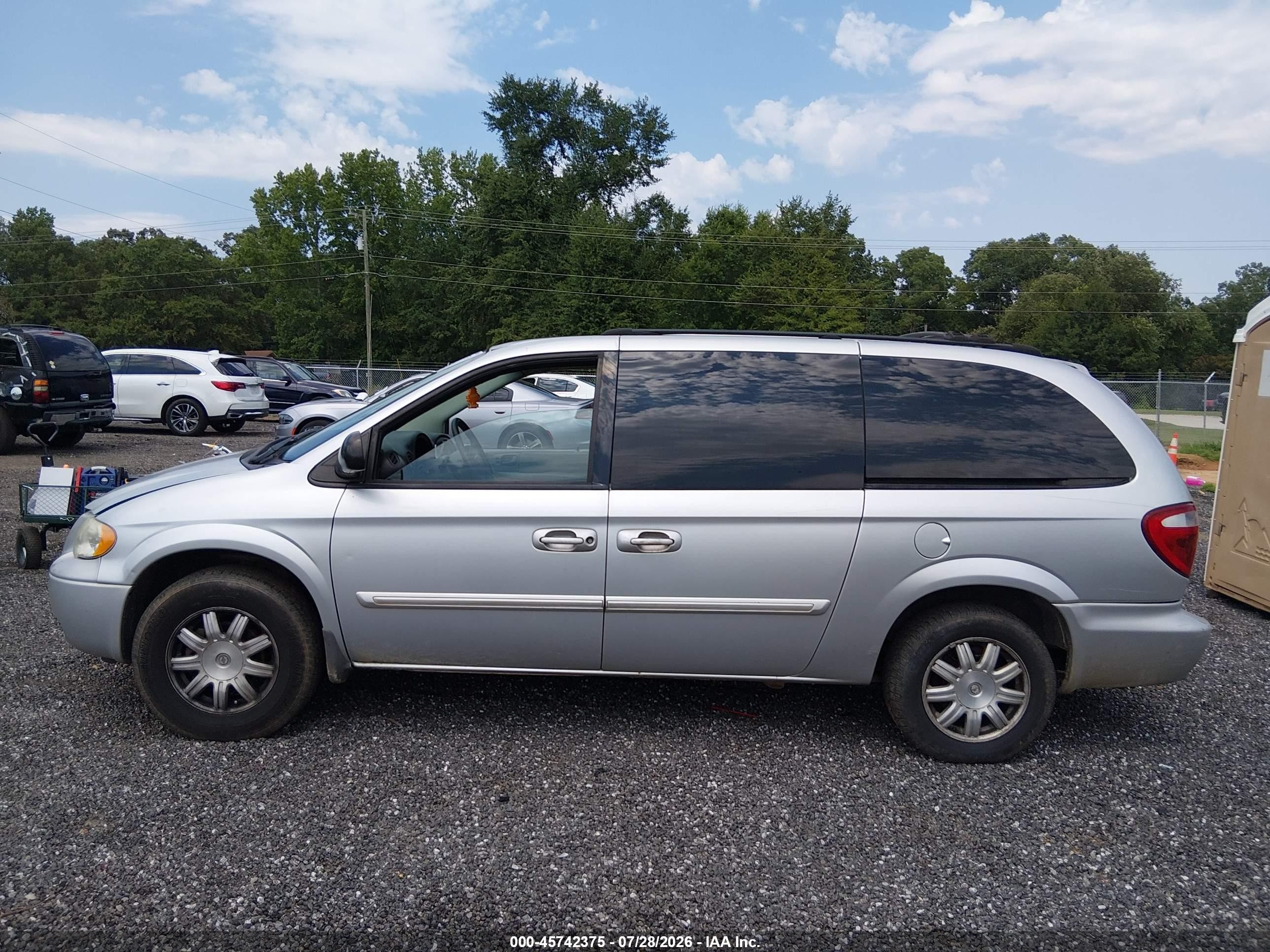 2005 Chrysler Town & Country Touring Silver vin: 2C8GP54L95R468770
