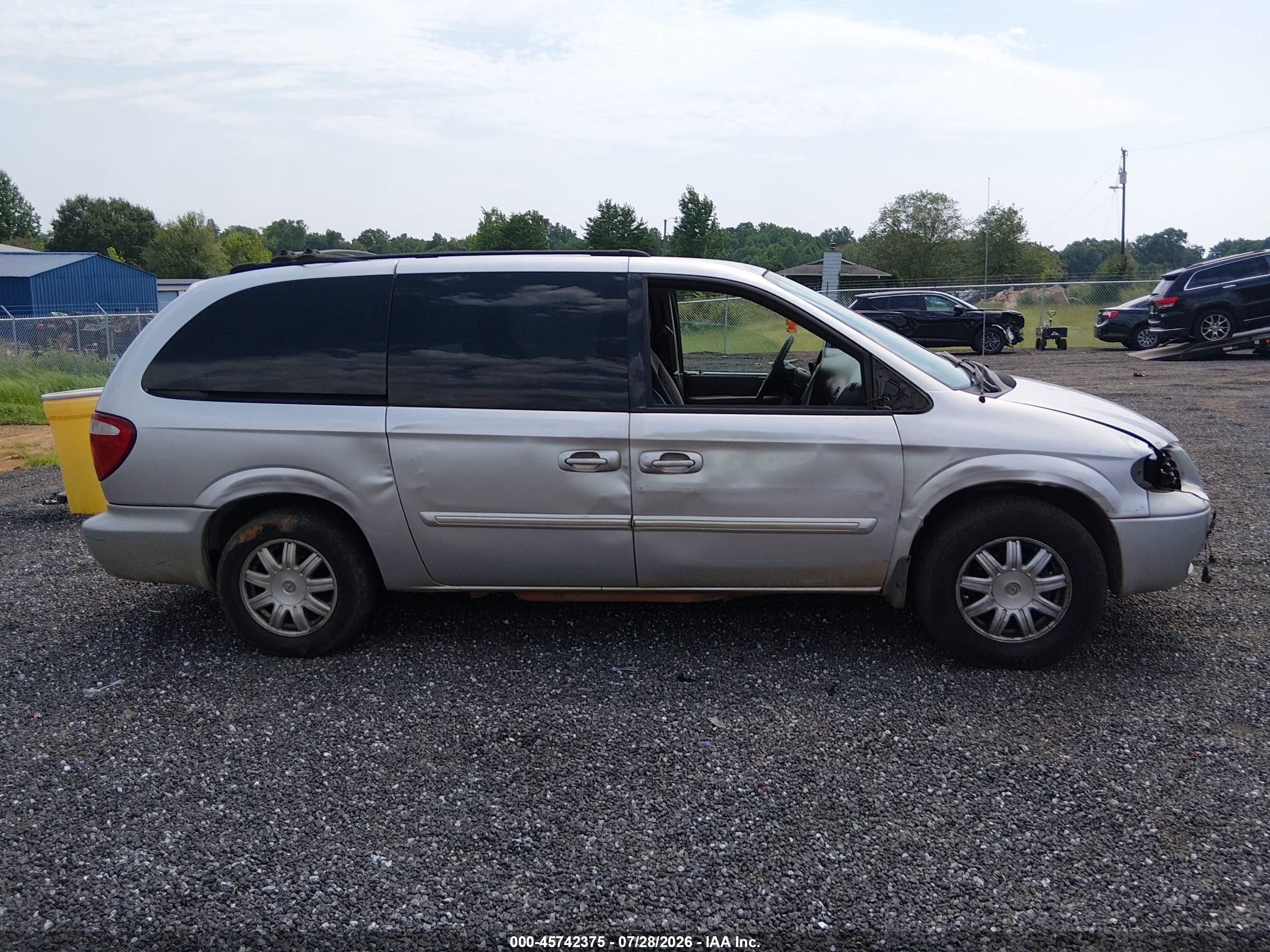 2005 Chrysler Town & Country Touring Silver vin: 2C8GP54L95R468770