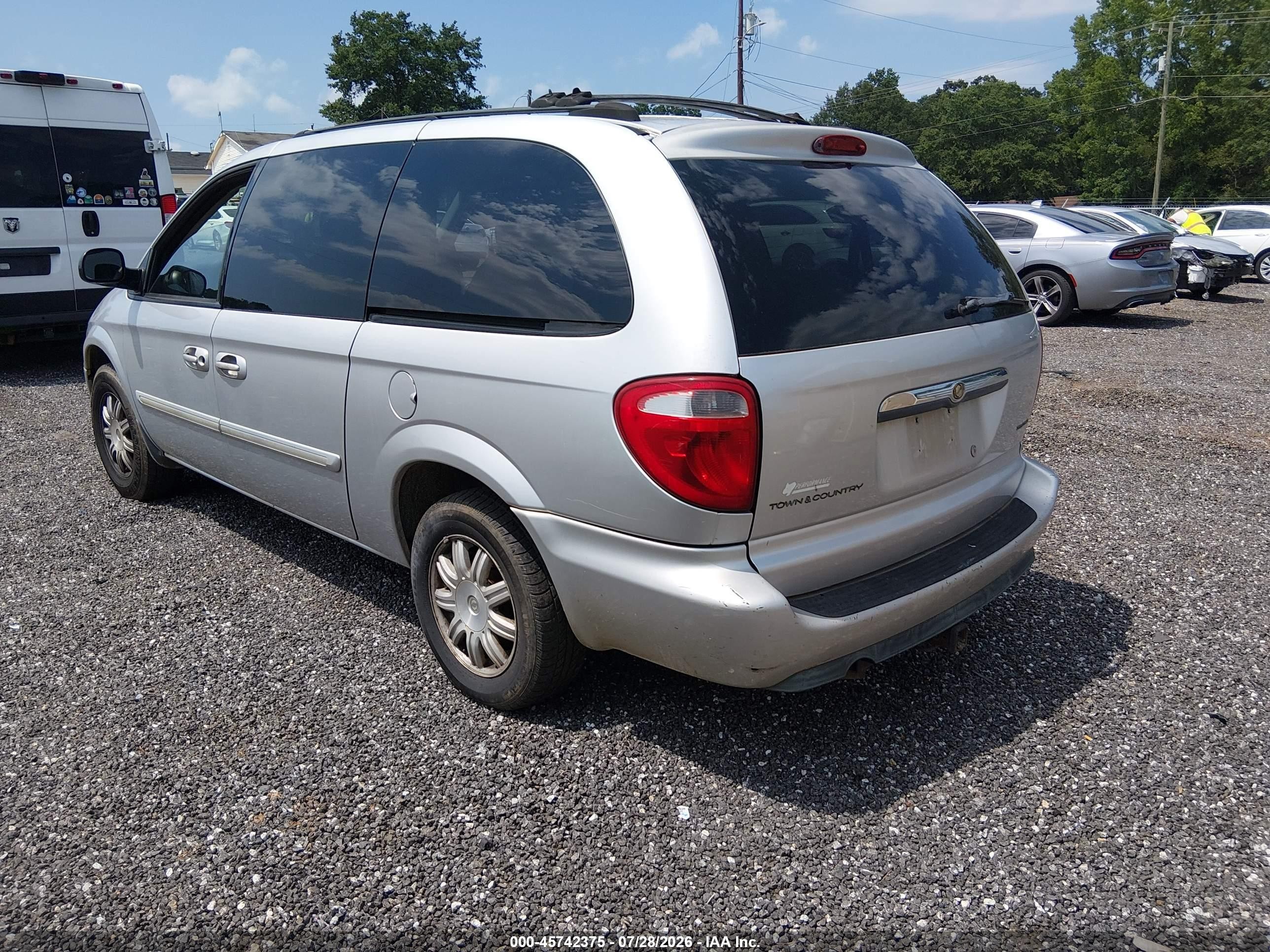 2005 Chrysler Town & Country Touring Silver vin: 2C8GP54L95R468770
