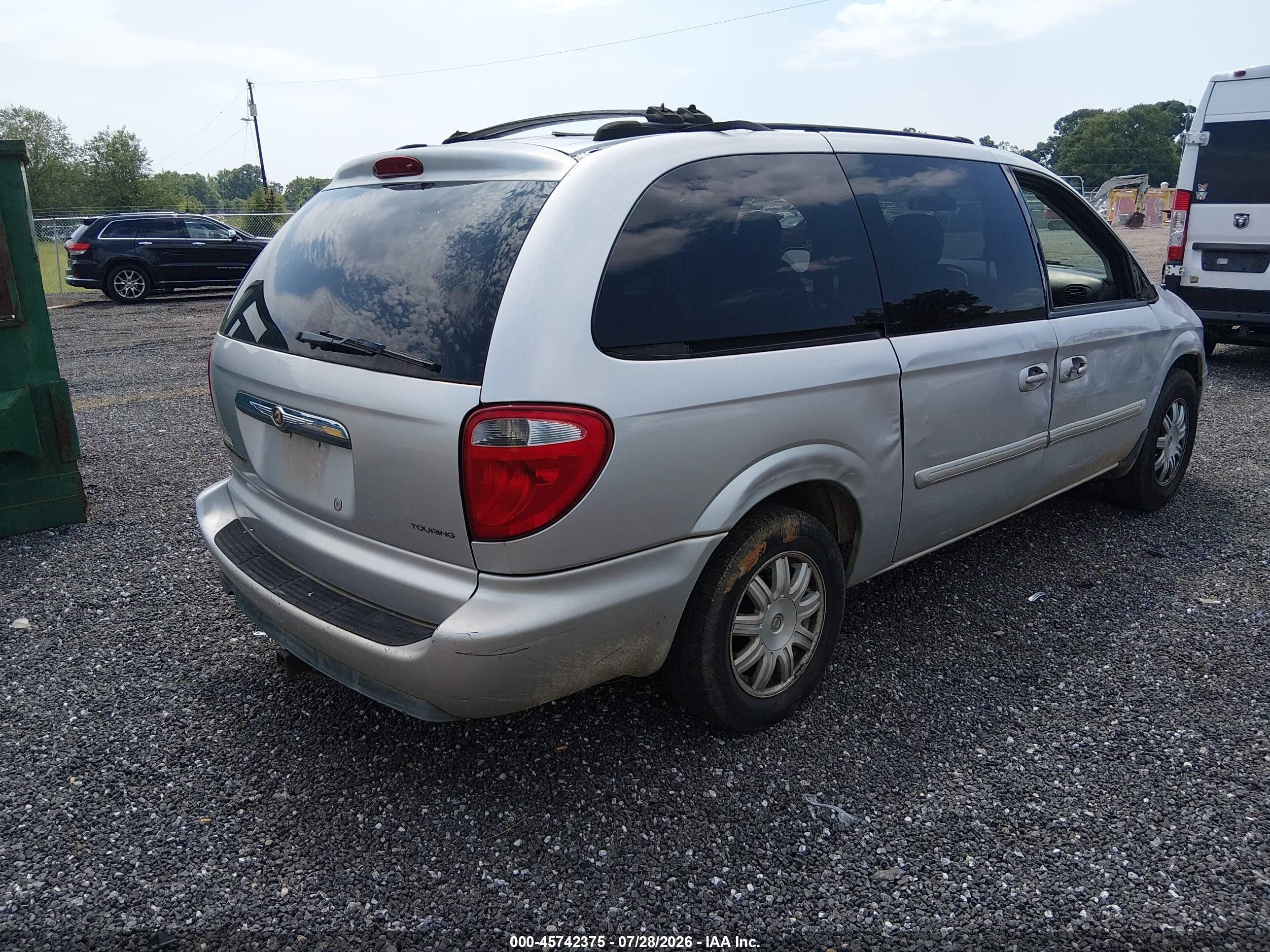 2005 Chrysler Town & Country Touring Silver vin: 2C8GP54L95R468770