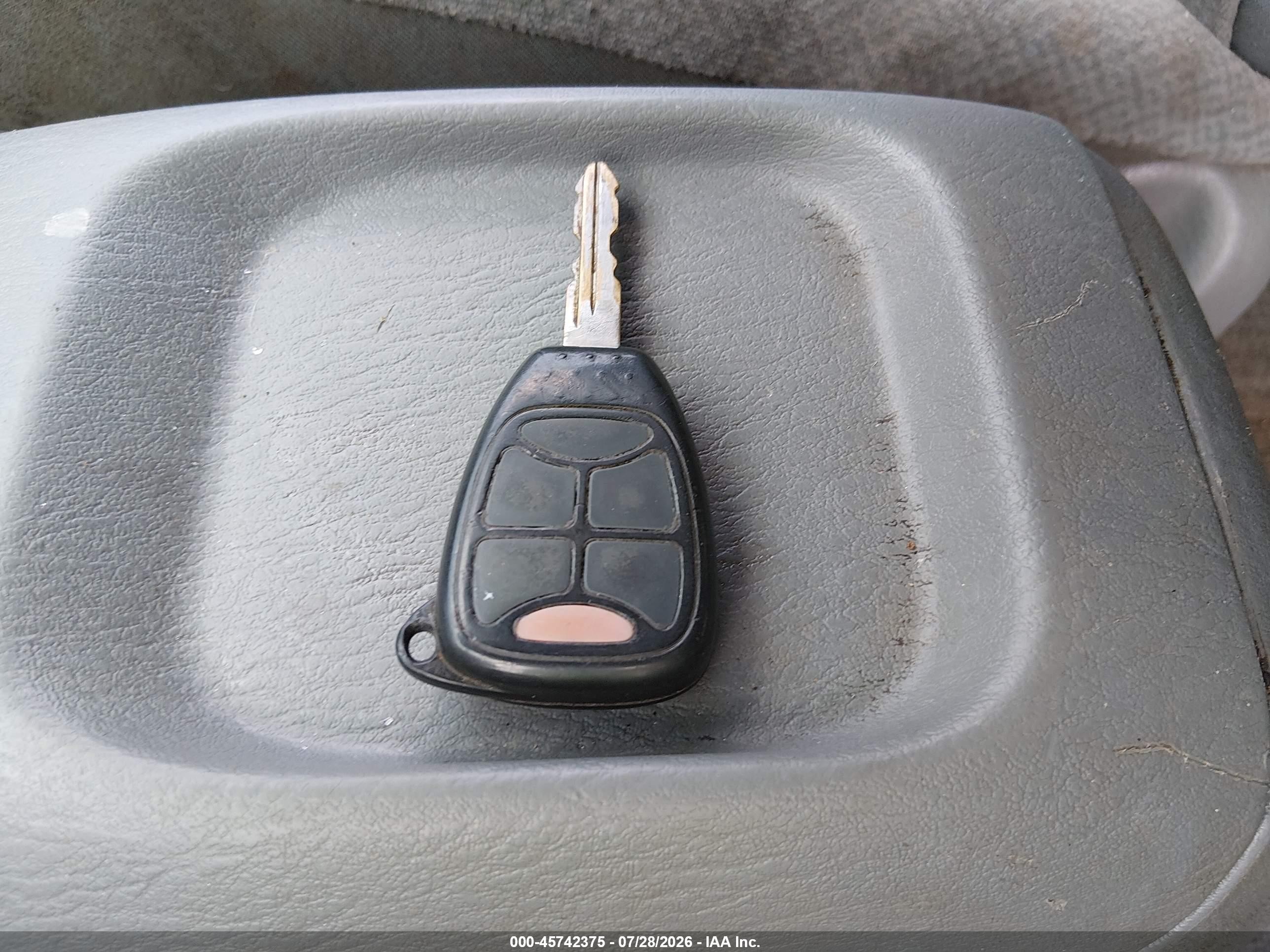 2005 Chrysler Town & Country Touring Silver vin: 2C8GP54L95R468770