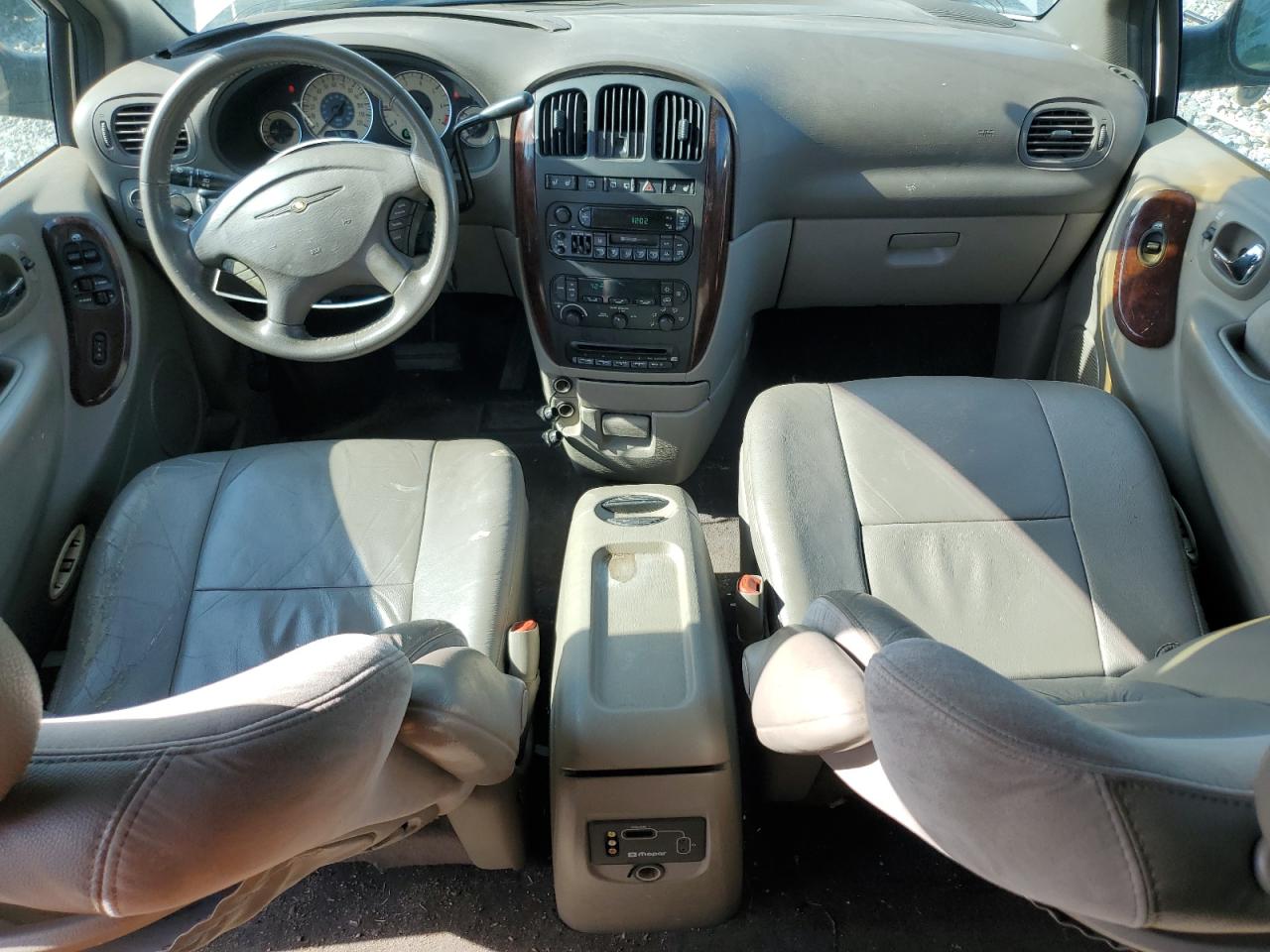 2001 Chrysler Town & Country Limited White vin: 2C8GP64L01R321656