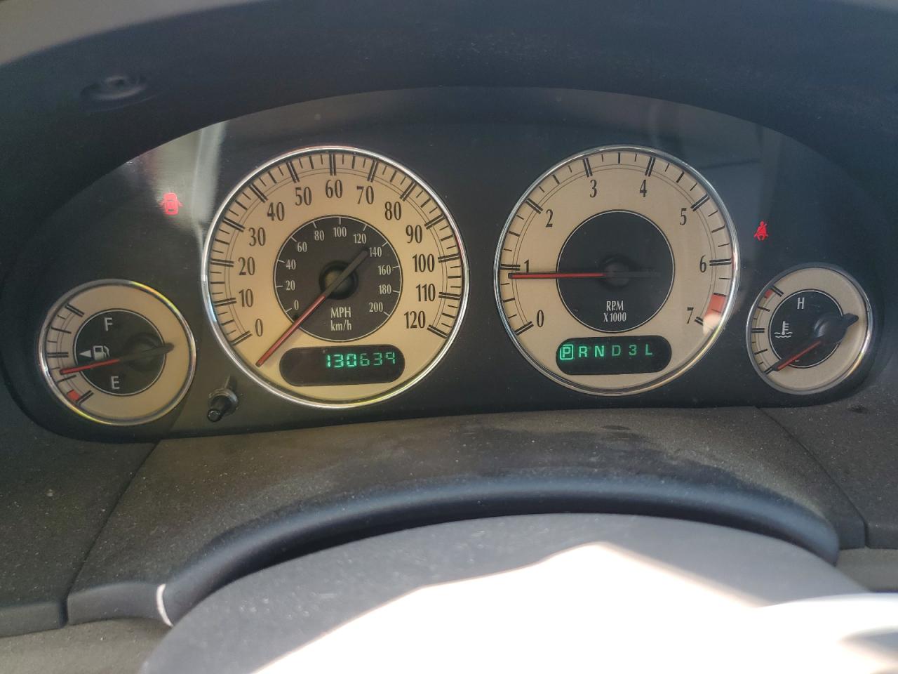 2001 Chrysler Town & Country Limited White vin: 2C8GP64L01R321656