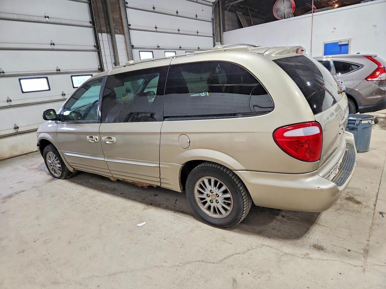 2002 Chrysler Town & Country Limited Gold vin: 2C8GP64L02R525679