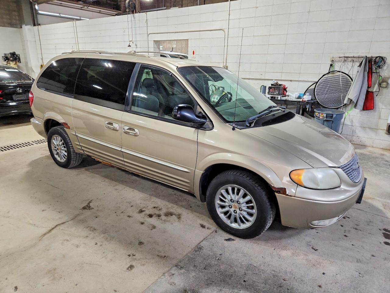2002 Chrysler Town & Country Limited Gold vin: 2C8GP64L02R525679