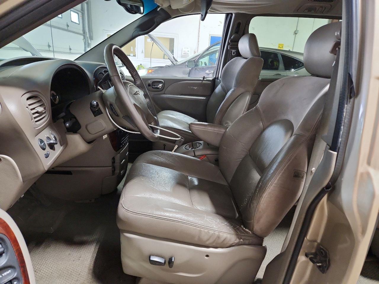 2002 Chrysler Town & Country Limited Gold vin: 2C8GP64L02R525679