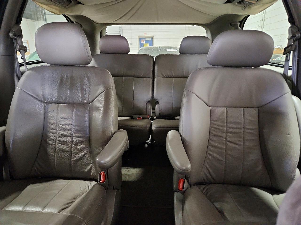 2002 Chrysler Town & Country Limited Gold vin: 2C8GP64L02R525679