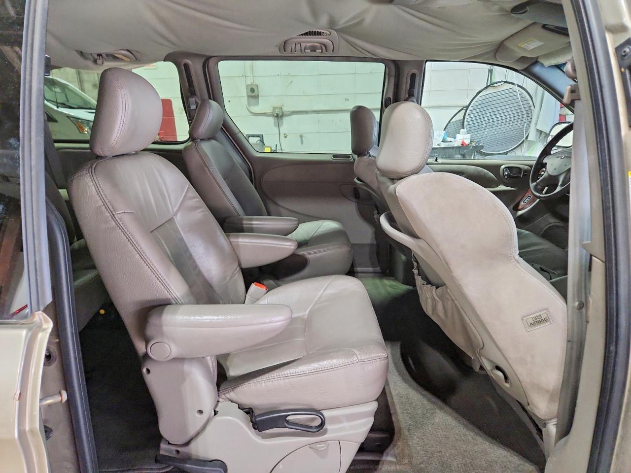 2002 Chrysler Town & Country Limited Gold vin: 2C8GP64L02R525679