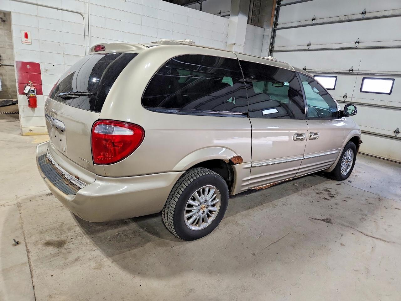 2002 Chrysler Town & Country Limited Gold vin: 2C8GP64L02R525679