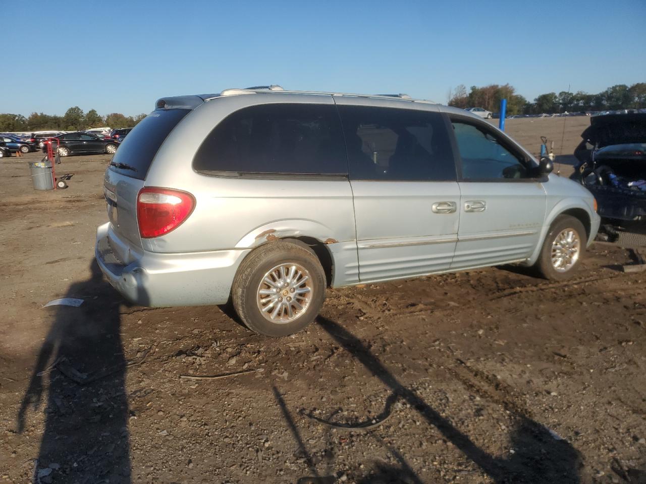 2001 Chrysler Town & Country Limited Silver vin: 2C8GP64L11R208539