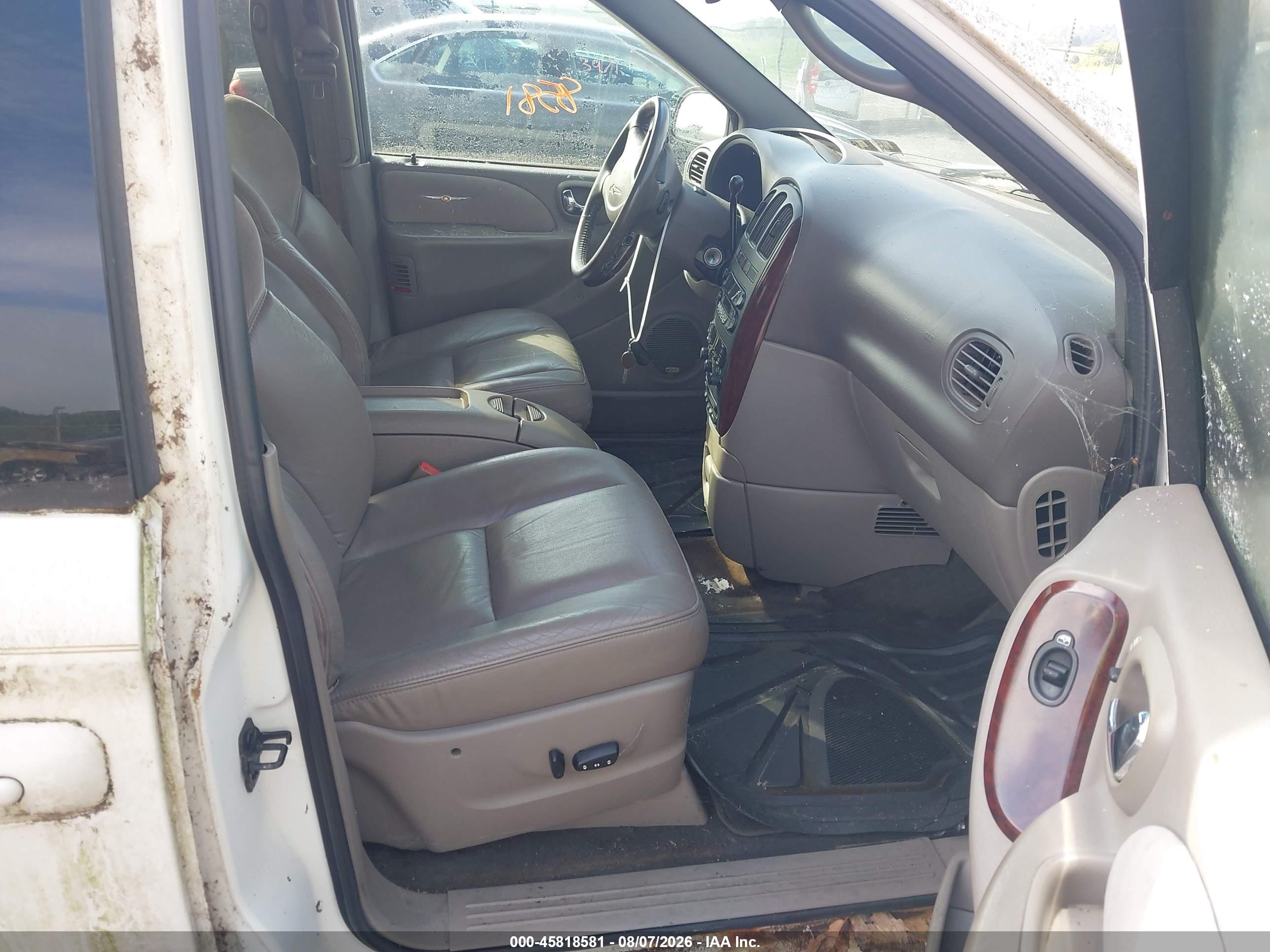 2001 Chrysler Town & Country Limited White vin: 2C8GP64L11R252735