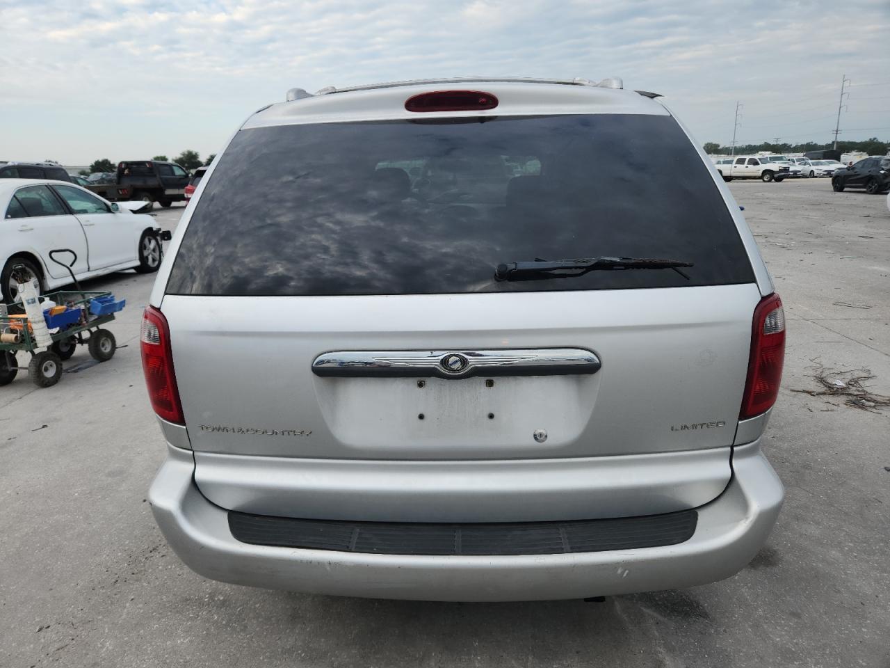 2003 Chrysler Town & Country Limited Silver vin: 2C8GP64L13R377057