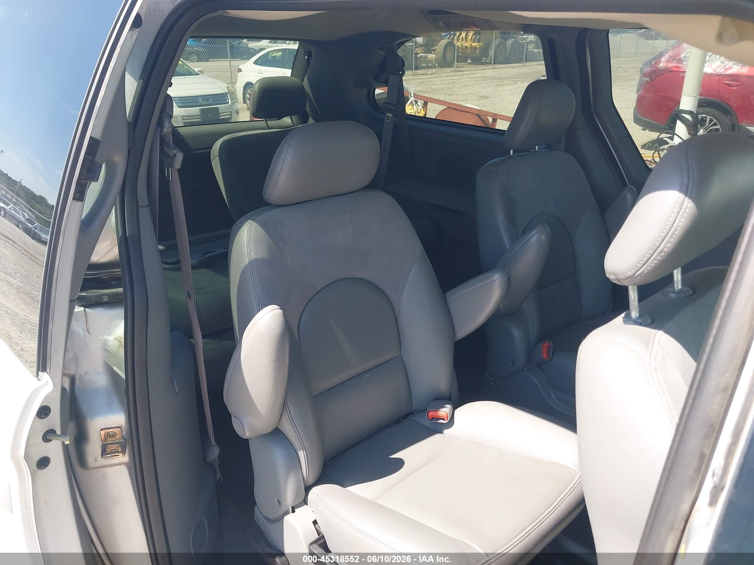 2004 Chrysler Town & Country Limited Silver vin: 2C8GP64L14R576434